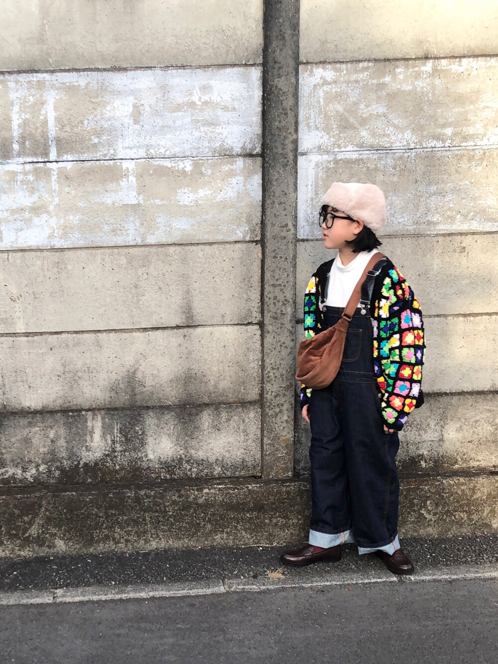 ブラウン系のローファー、ブルー系のサロペット/オーバーオール、ブラック系のカーディガン/ボレロを着用したキッズの冬コーディネートの1枚目の写真