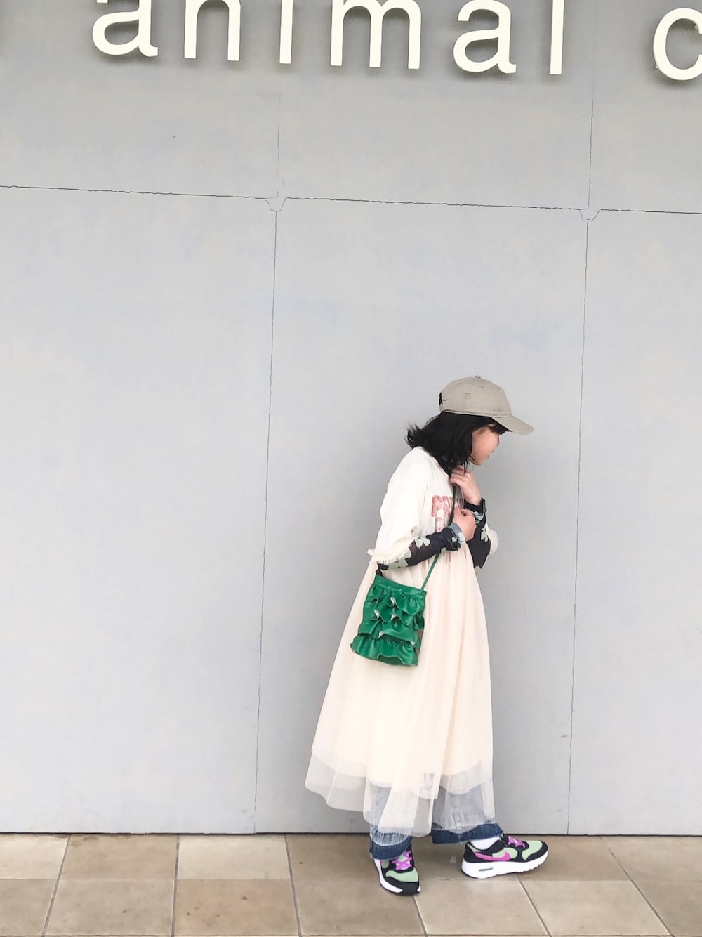 「春コーデ、レイヤードスタイル、キャップ、デニム、デニムパンツ、チュールスカート、チュールワンピ、チュール、フリルバッグ、スニーカー、ナイキ、ショルダーバッグ、小学生、５年生」｜「NIKEの《NIKE》ｴｱﾏｯｸｽSCPSV（スニーカー、グリーン系）」を使った、nami *さん（キッズ・131cm）の春コーディネートの1枚目の写真