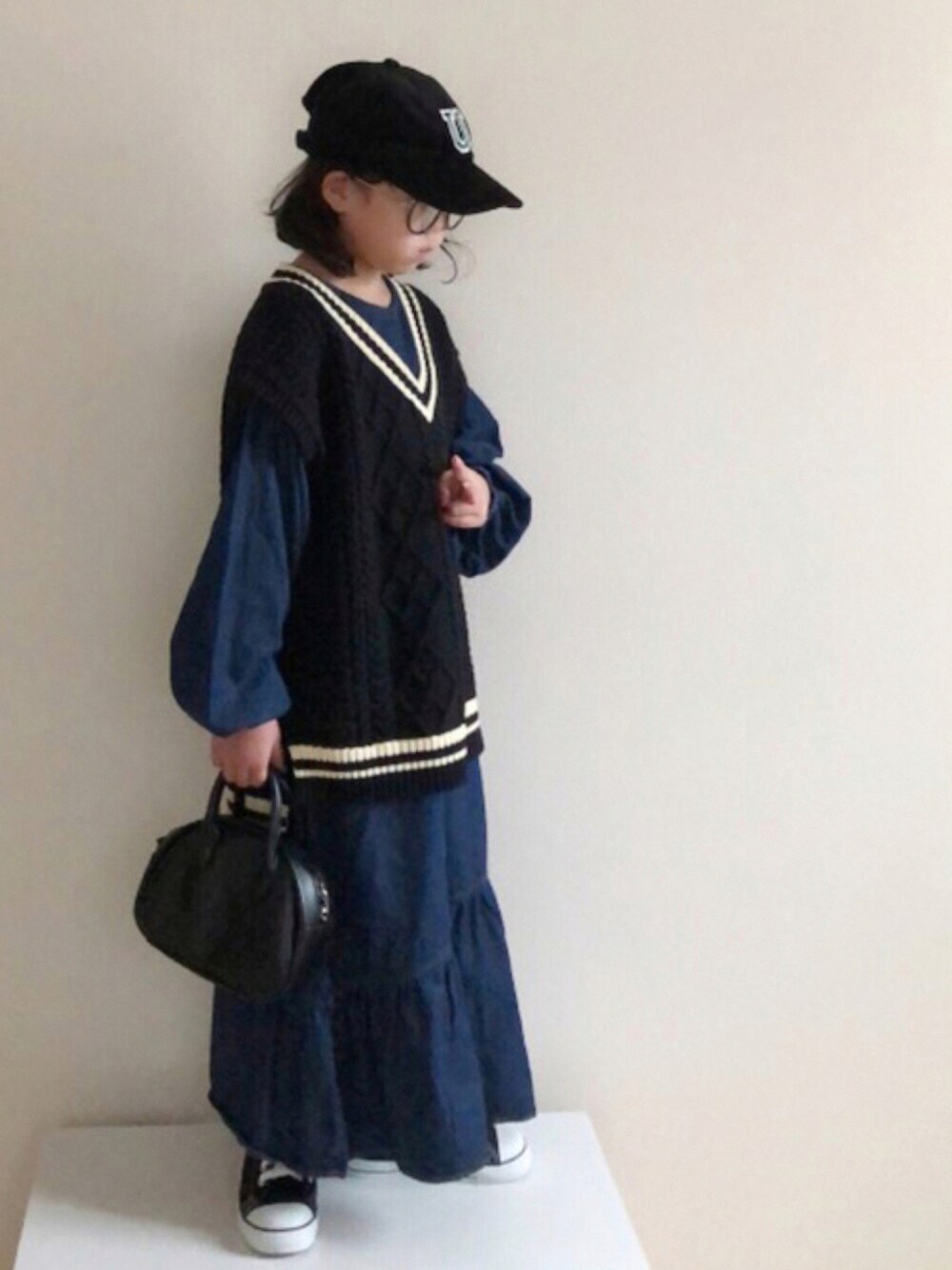 「コンバース、ワンピース、キャップ、ベスト、レイヤードスタイル、ボストンバッグ、デニムワンピース、マキシ丈ワンピース、ラブアンドピース2021、ニットベスト」｜「green label relaxingのTJ ケーブルベスト＋プルーバーロングスリーブセット 100cm-120cm －ウォッシャブル－（ベスト、ブラック系）」を使った、nami *さん（キッズ・110cm）の秋コーディネートの1枚目の写真