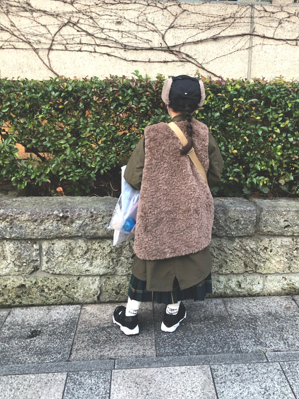 「ベスト、NIKE、エアリフト、ロゴソックス、レイヤードスタイル、チェックスカート、ロングスカート、フライトキャップ、キャップ、M65」｜「NIKEのNIKE/ナイキ エアリフトブリーズ（スニーカー、ブラック系）」を使った、nami *さん（キッズ・120cm）の冬コーディネートの1枚目の写真