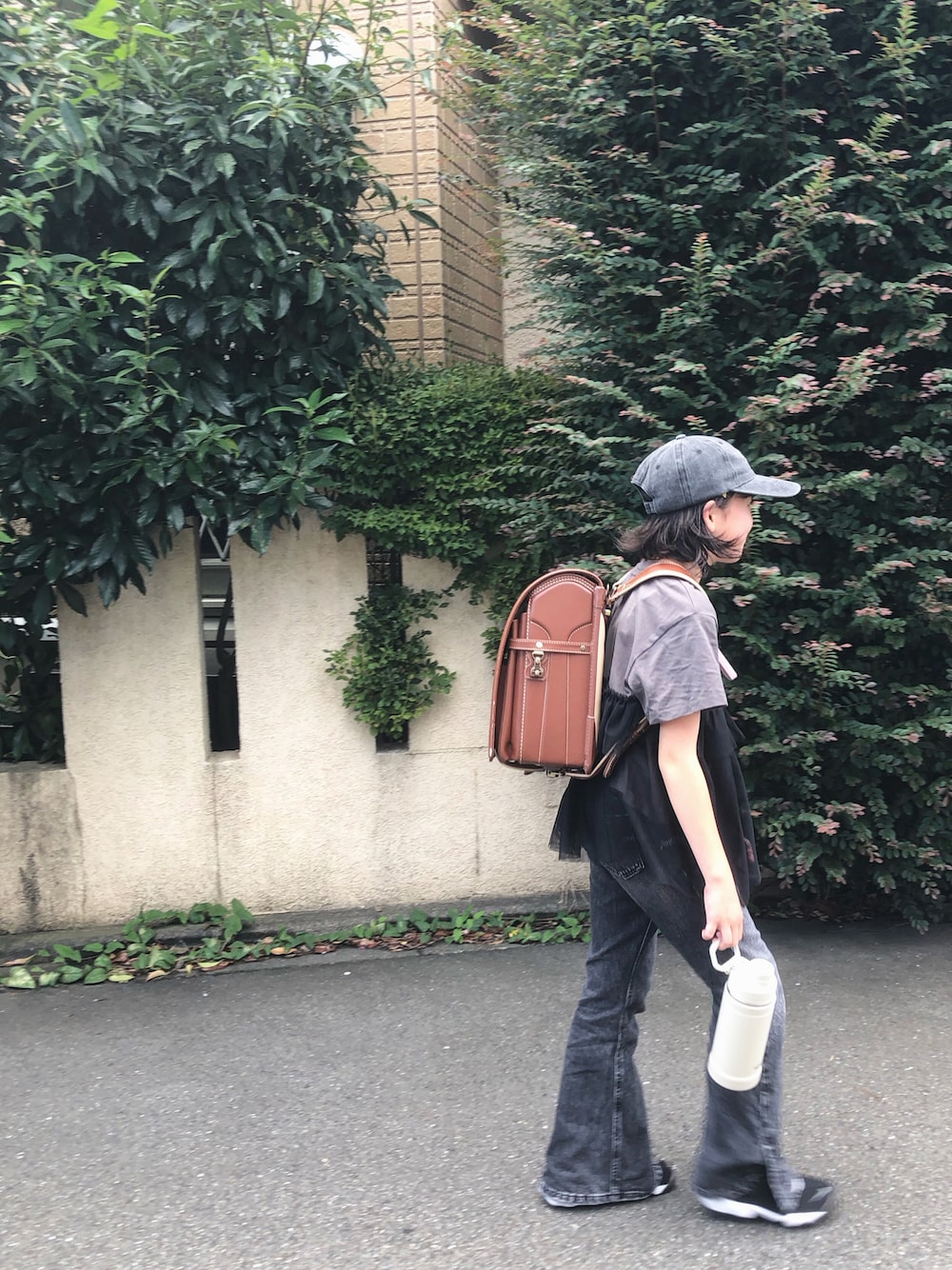 「キャップ、NIKE、通学コーデ、通学スタイル、チャオパニックティピー(CIAOPANIC TYPY)、デニム、フレアパンツ、エアリフト、チュール、ワントーンコーデ、ブラックコーデ」｜「CIAOPANIC TYPYの【KIDS】【WEB限定】チュールチュニックプリントTee（Tシャツ/カットソー、グレー系）」を使った、nami *さん（キッズ・135cm）の秋コーディネートの1枚目の写真