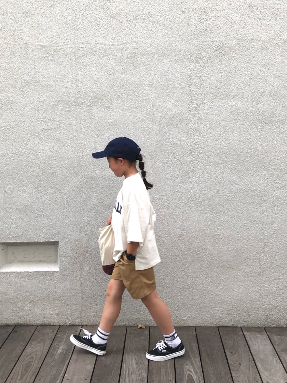 「カジュアルコーデ、ラインソックス、オーセンティック、VANS、キャップ、ロゴT、トートバッグ、ハーフパンツ、ラルフローレン、キッズコーデ、キッズファッション、お出かけコーデ、Tシャツ」｜「CIAOPANIC TYPYの【KIDS】2タックチノワイドショーツ（チノパンツ、ベージュ系）」を使った、nami *さん（キッズ・130cm）の秋コーディネートの1枚目の写真