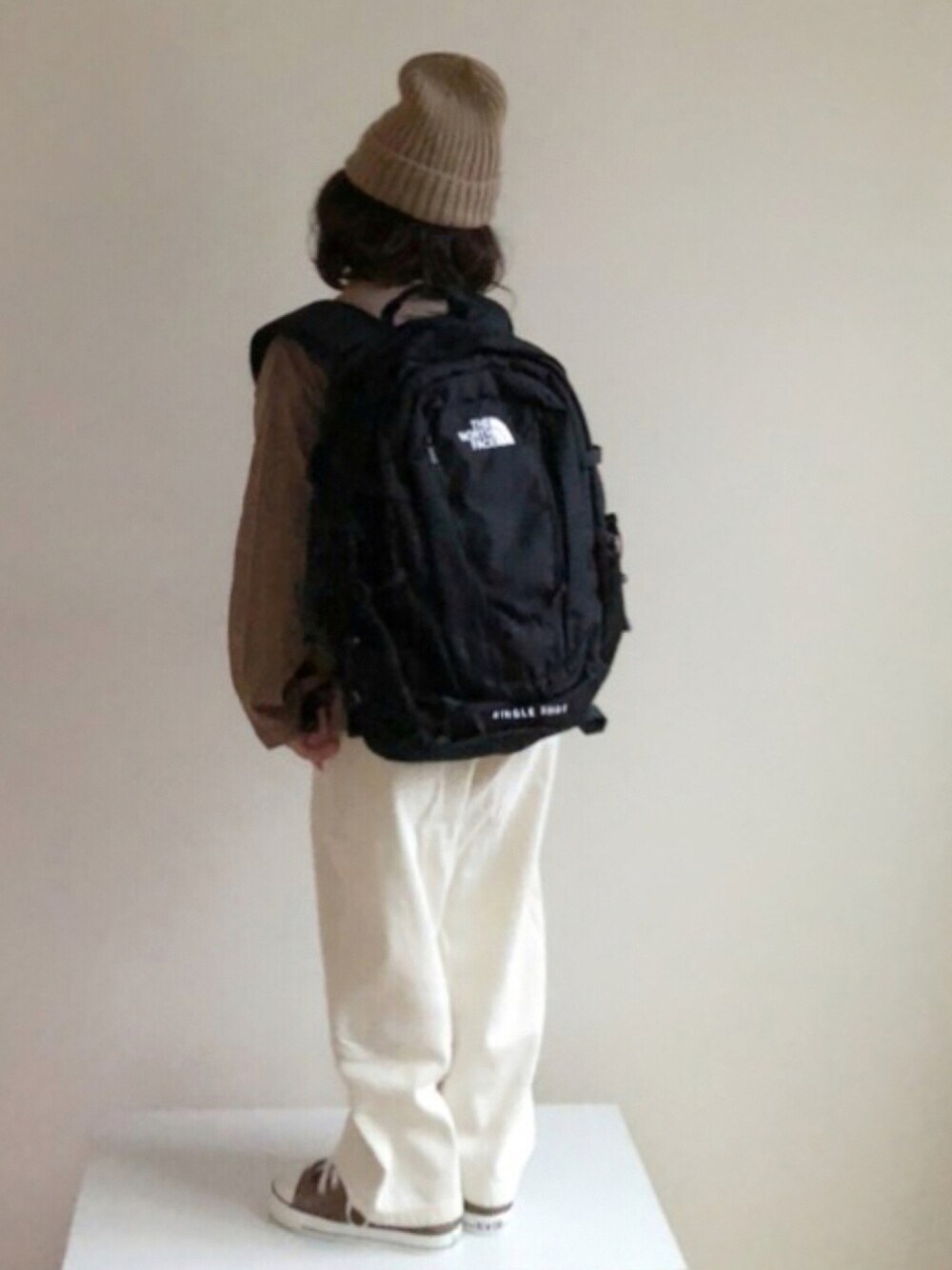 「ロンT、秋コーデ、ワイドパンツ、リュック、ニット帽、コンバース、ストリート、ラクチンコーデ」｜「THE NORTH FACEのTHE NORTH FACE/ﾉｰｽﾌｪｲｽ ﾆｯﾄｷｬｯﾌﾟ NNJ41710（ニットキャップ/ビーニー、ベージュ系）」を使った、nami *さん（キッズ・110cm）の秋コーディネートの1枚目の写真