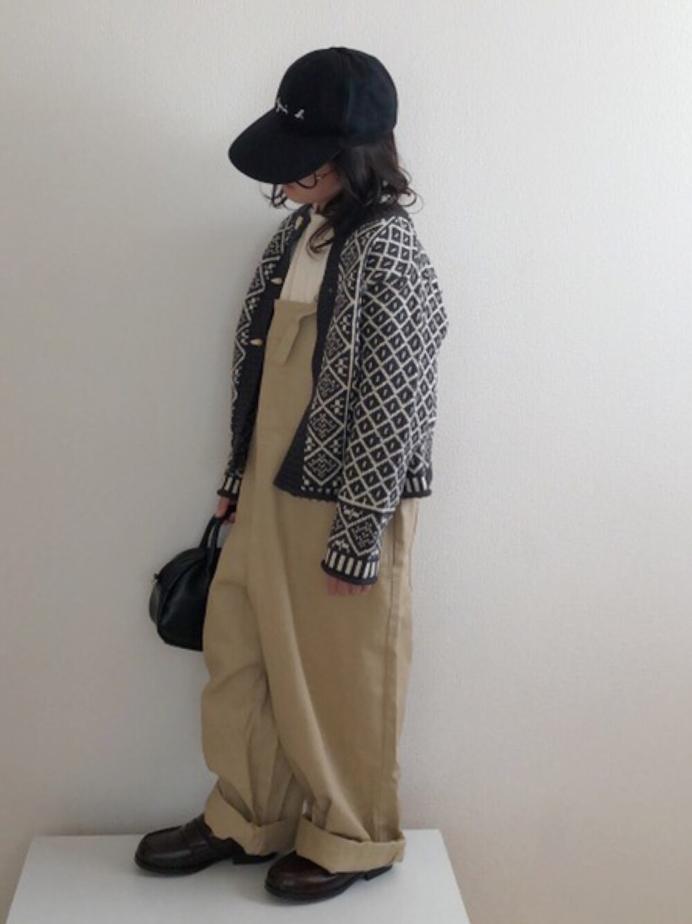 「サロペット、ローファー、キャップ、ニット、カーディガン、ミニバッグ、ノルディック柄」｜「WEGOのWEGO/2wayミニボストンショルダーバッグ（ショルダーバッグ、ブラック系）」を使った、nami *さん（キッズ・110cm）の冬コーディネートの1枚目の写真