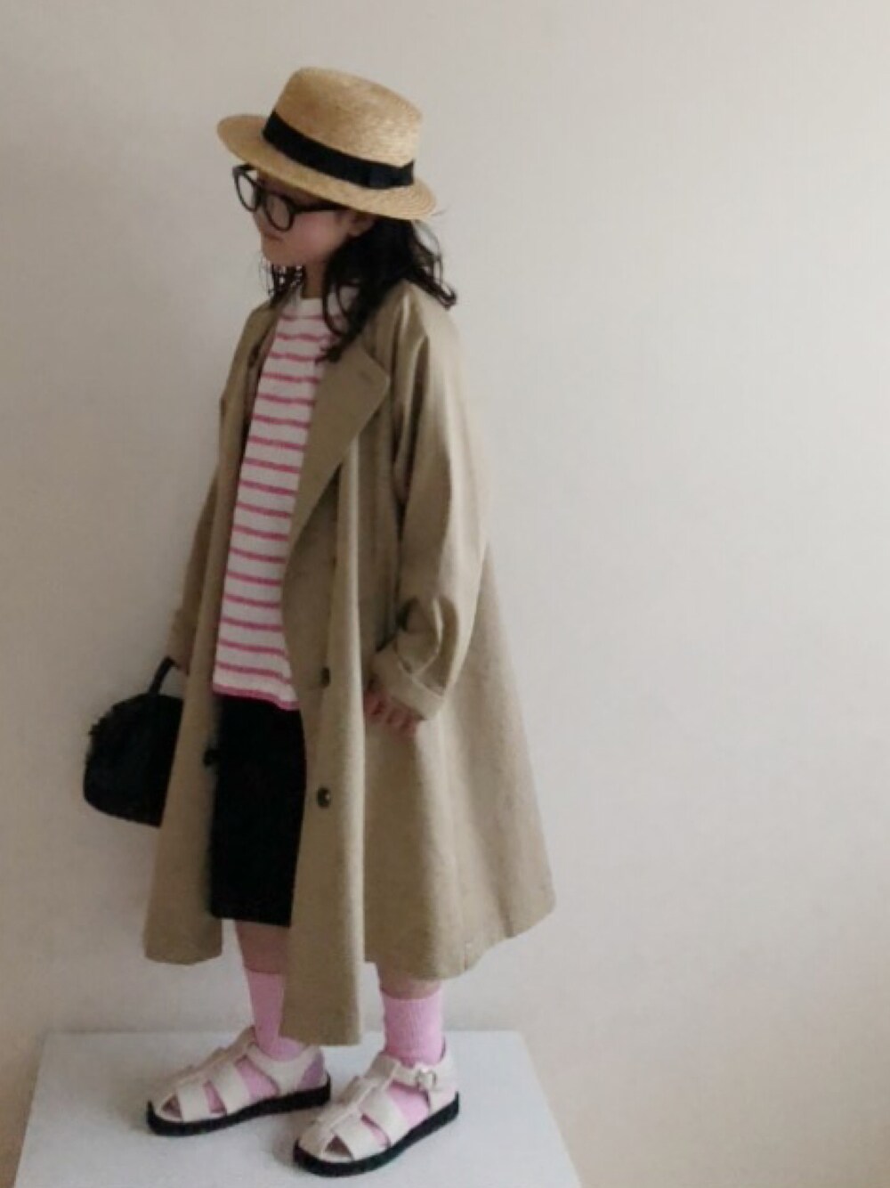 「グルカサンダル、ピンク、ピンクボーダー、ボーダー、カンカン帽、むぎわら帽子、タイトスカート、トレンチコート、春服みてみて、ミニバッグ、サンダルに靴下、サンダル」｜「ROPE' PICNICの【ROPE' PICNIC KIDS】ブレードカンカン帽（ハット、ベージュ系）」を使った、nami *さん（キッズ・120cm）の春コーディネートの1枚目の写真