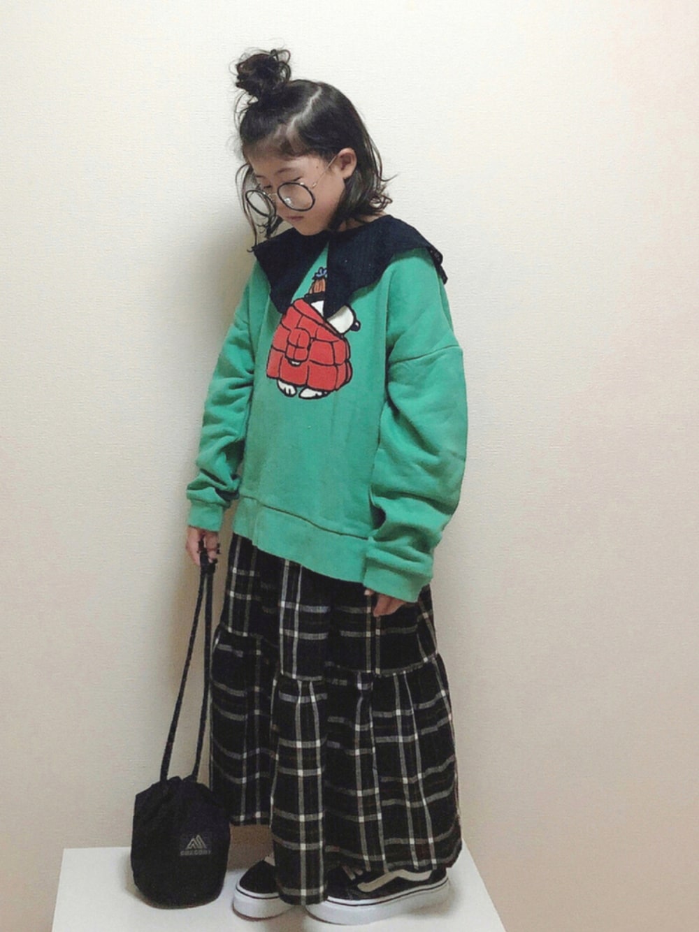 「チェック、スウェット、VANS、グリーン、ロングスカート、チェックスカート、巾着バッグ、つけ襟、ティアードスカート、カジュアルコーデ、オールドスクール、markey's、チェッカーず2021、チェッカーずまつり2021秋後夜祭、スカート」｜「PEANUTSの【PEANUTS】スヌーピー/ウラケトレーナー（80～150cm）（スウェット、グリーン系）」を使った、nami *さん（キッズ・110cm）の秋コーディネートの1枚目の写真