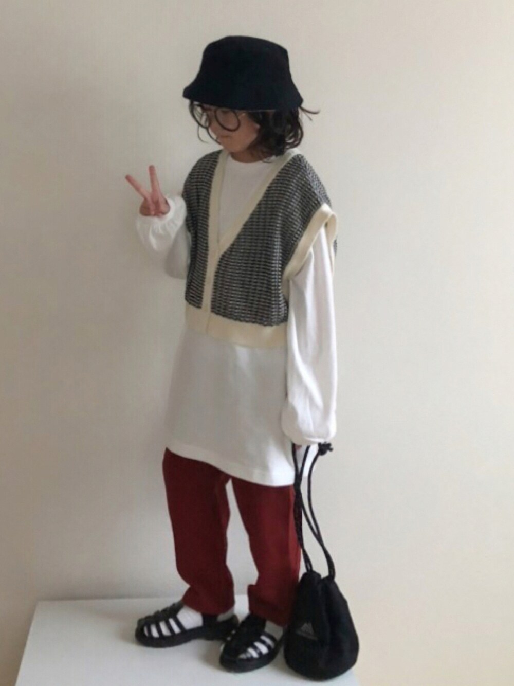 ブラック系のTシャツ/カットソー、レッド系のその他パンツ、ブラック系のシューズを着用したキッズの秋コーディネートの1枚目の写真