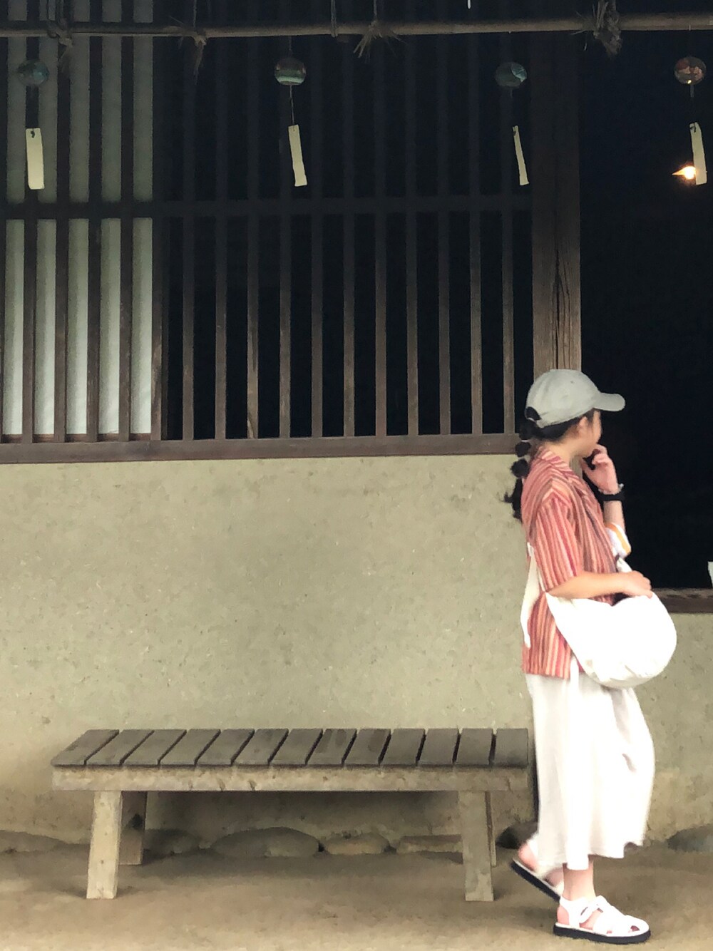 「休日スタイル、おでかけコーデ、ワンピース、シャツスタイル、キャップ、グルカサンダル、ショルダーバッグ、ロングスカート、サンダル」｜「green label relaxingの◆GLR グルカ サンダル 17-23cm（サンダル、ホワイト系）」を使った、nami *さん（キッズ・130cm）の秋コーディネートの1枚目の写真