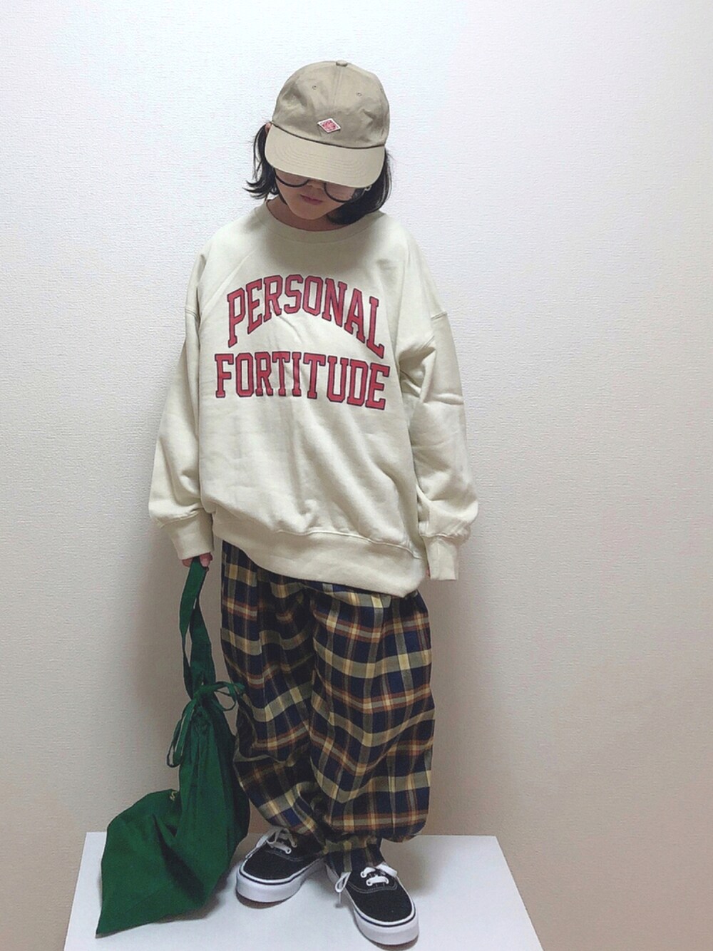 「チェック、スウェット、ビッグシルエット、VANS、キャップ、チェックパンツ、ロゴスウェット、巾着バッグ、カレッジスウェット、ゆるコーデ、秋服準備はじめました、秋トレンド2021、チェッカーず2021」｜「CIAOPANIC TYPYの【KIDS】バルーンチェックパンツ（その他パンツ、イエロー系）」を使った、nami *さん（キッズ・110cm）の秋コーディネートの1枚目の写真
