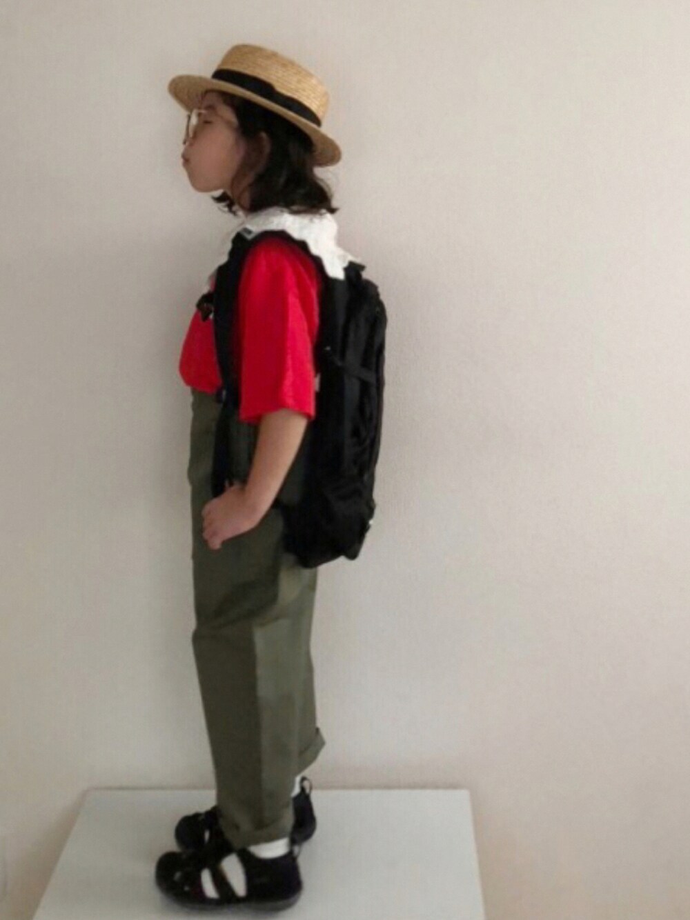 「ワンピース、リュック、赤、休日スタイル、keen、つけ襟、ミリタリーパンツ、カンカン帽、むぎわら帽子、秋先取りコーデ、ビッグカラー」｜「ROPE' PICNICの【ROPE' PICNIC KIDS】ブレードカンカン帽（ハット、ベージュ系）」を使った、nami *さん（キッズ・110cm）の夏コーディネートの1枚目の写真