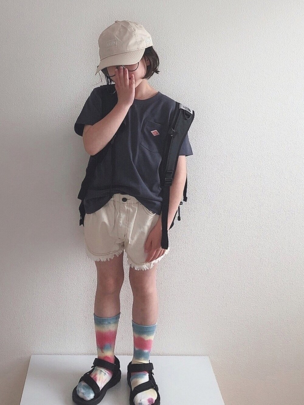 「タイダイ柄、ショートパンツ、サンダルに靴下、スポーツサンダル、サンダル、白パンツ、キャップ、Tシャツ、タックイン、BREEZE」｜「DANTONの【DANTON】キッズ ポケットTシャツ（Tシャツ/カットソー、ブルー系）」を使った、nami *さん（キッズ・110cm）の春コーディネートの1枚目の写真