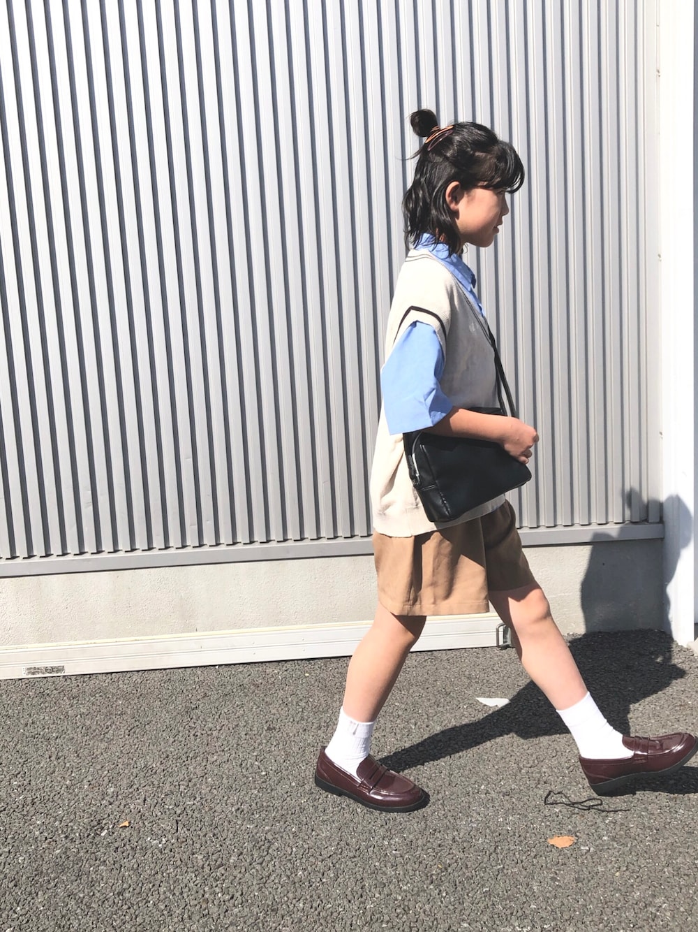 「ベスト、シャツスタイル、シンプル、キッズコーデ、休日スタイル、レイヤードスタイル、秋コーデ、お出かけコーデ、ショルダーバッグ、ローファー、白靴下、ハーフパンツ、キュロット」｜「URBAN RESEARCH DOORSの【親子リンク】Vネックニットベスト(KIDS)（ニット/セーター、ベージュ系）」を使った、nami *さん（キッズ・138cm）の秋コーディネートの1枚目の写真