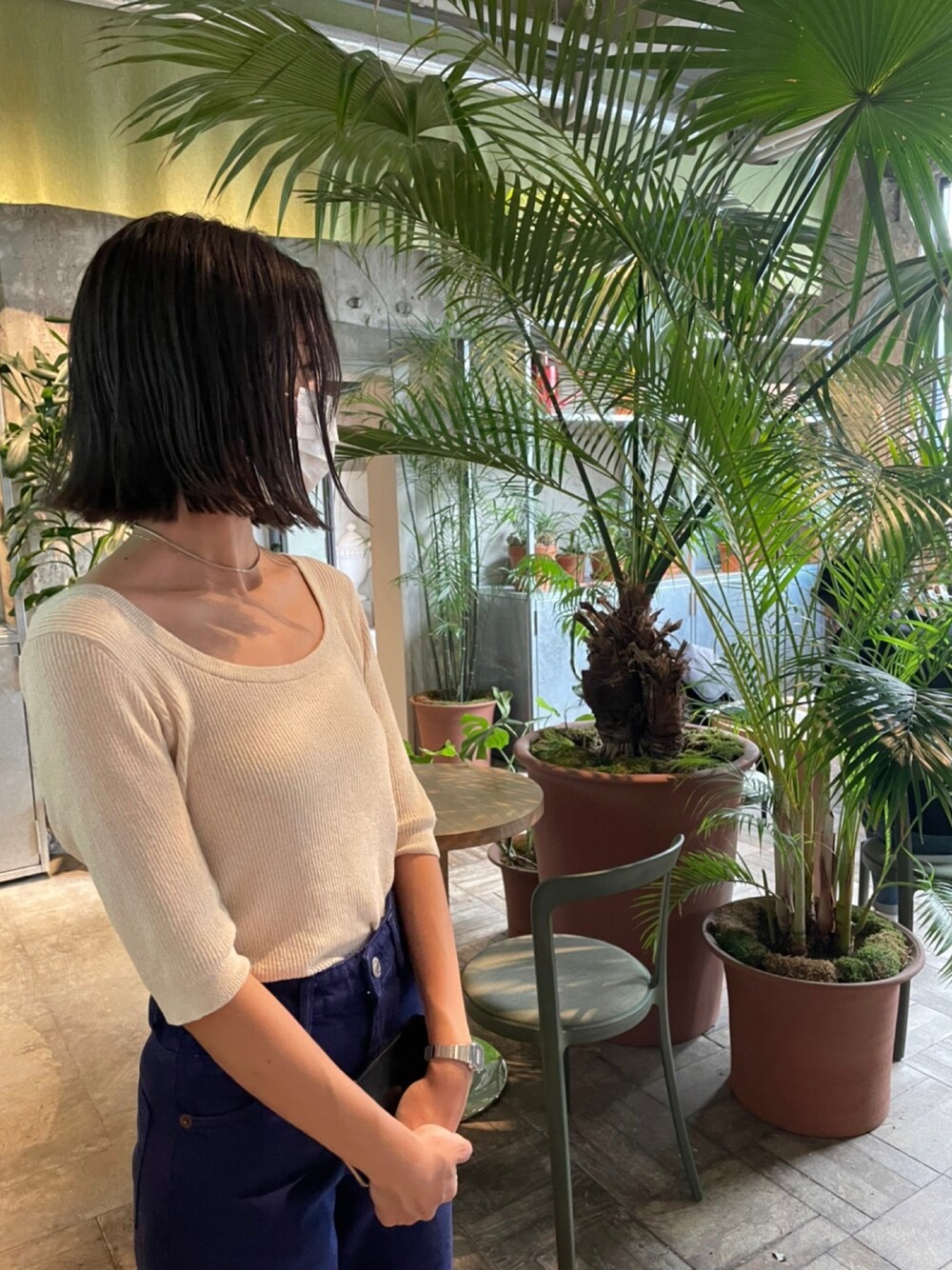 「カラーパンツ、パンツスタイル」｜「BEAUTY&YOUTH UNITED ARROWSのアイテム（ニット/セーター、ベージュ系）」を使った、Asami ネイリストさん（レディース・163cm）の秋コーディネートの1枚目の写真