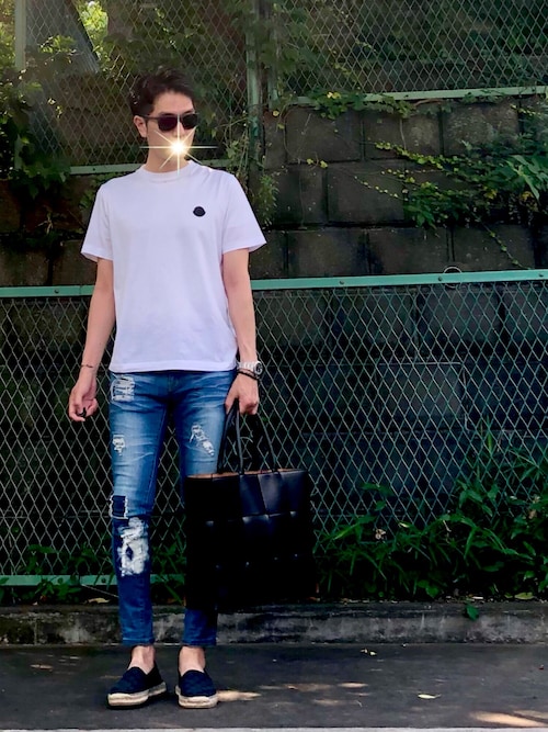 MONCLER Tシャツ コーデに合わせやすい一枚 ブランドもので上品さをプラス。モンクレールのTシャツコーデ