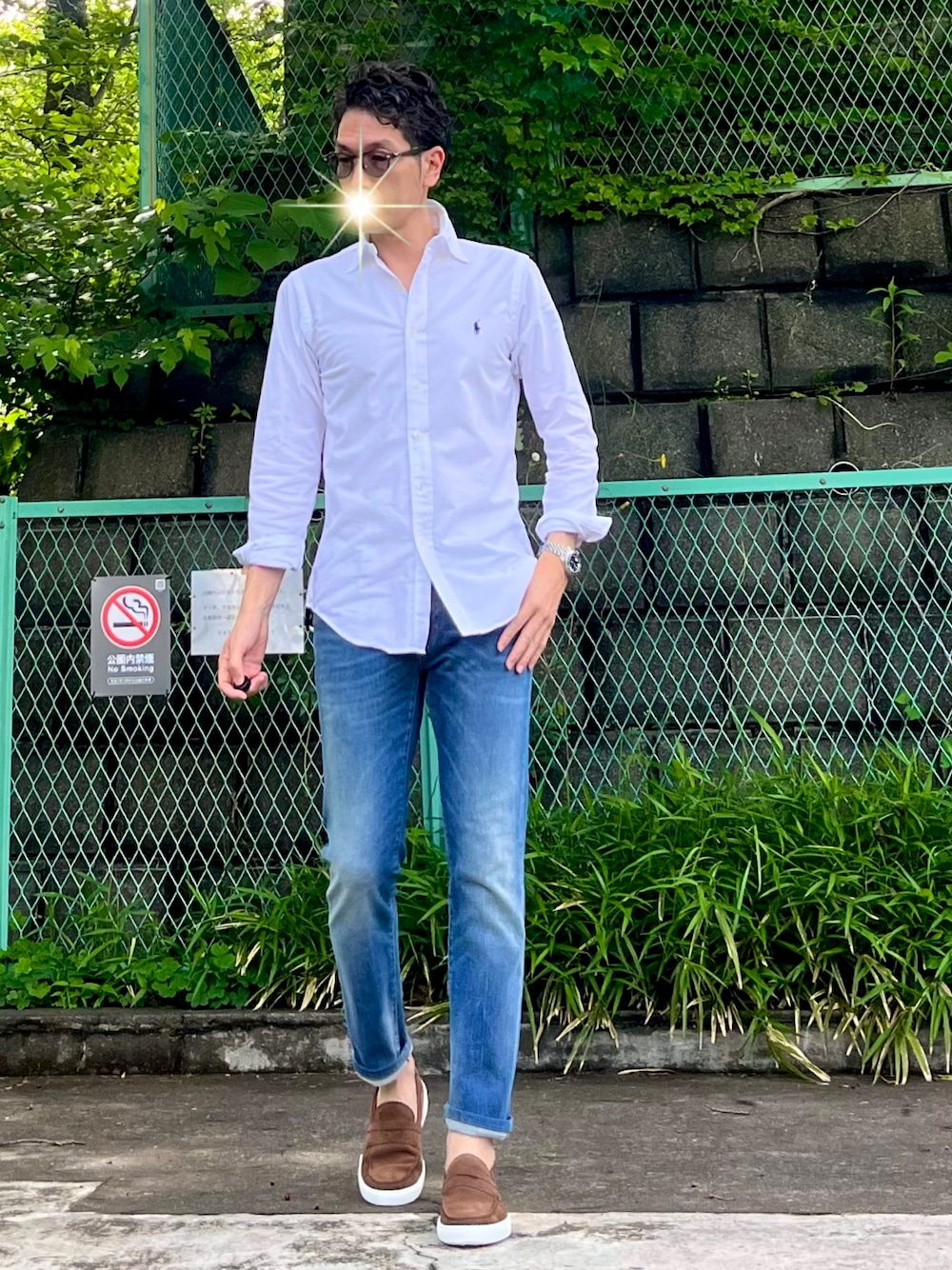 「サングラス、オトナカジュアル、大人コーデ、40代ファッション、スリッポン、シンフルコーデ、白シャツ、枯れ専コーデ、デニム」｜「POLO RALPH LAURENのクラシック フィット ポプリン シャツ（シャツ/ブラウス、ホワイト系）」を使った、しゅう。さん（メンズ・177cm）の春コーディネートの1枚目の写真