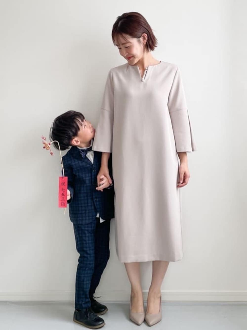 ベージュ系のパンプスを着用したレディースの秋コーディネートの1枚目の写真