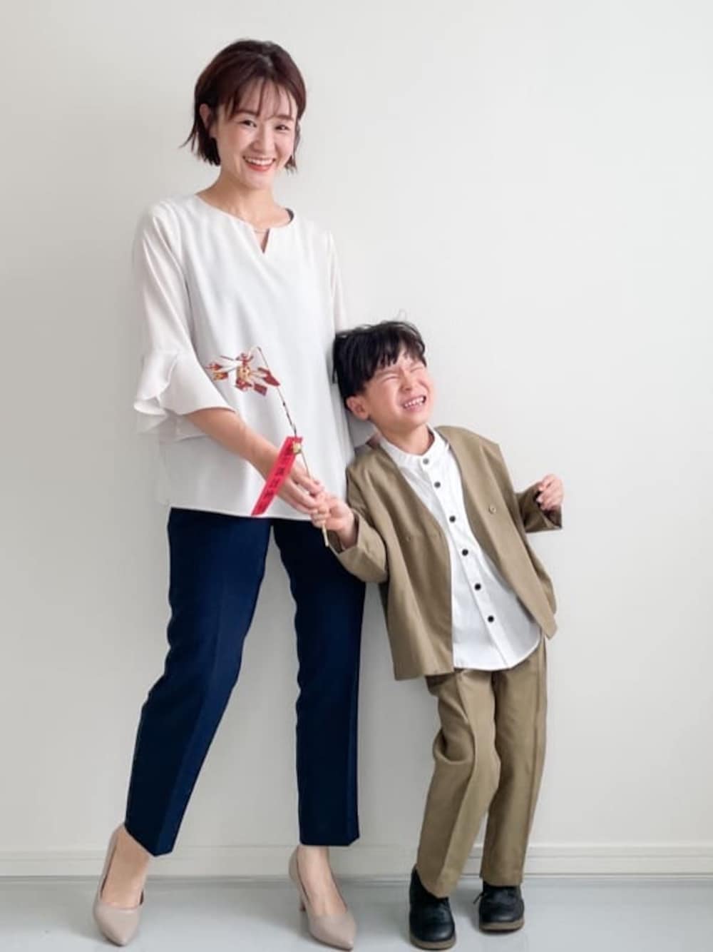 ベージュ系のパンプスを着用したレディースの秋コーディネートの1枚目の写真