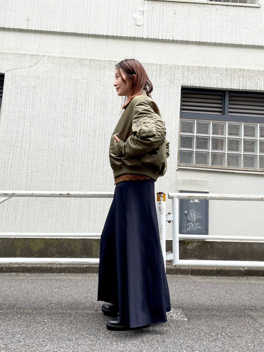 「ワンピース、カジュアル、MA-1、レイヤードスタイル、サイドゴアブーツ、ニットベスト、チャオパニック、ポロニット、ミリタリー スタイル、だから秋服が好き」｜「CIAOPANICのMA-1ブルゾン（MA-1、グリーン系）」を使った、高田真衣さん（レディース・163cm）の秋コーディネートの1枚目の写真