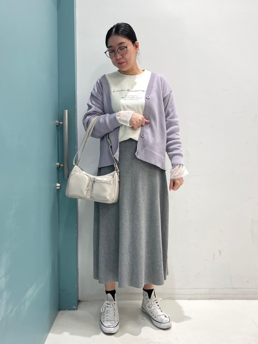 パープル系のカーディガン/ボレロ、ホワイト系のTシャツ/カットソー、ホワイト系のTシャツ/カットソーを着用したレディースの冬コーディネートの1枚目の写真
