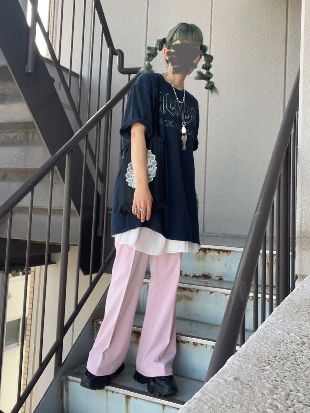 「休日コーデ、古着、used、パンツスタイル、レイヤードスタイル、バンドT、ツインテール、ダッドスニーカー、フレアパンツ」｜「sheinのアイテム（スニーカー、ブラック系）」を使った、年金さん（レディース・156cm）の夏コーディネートの1枚目の写真