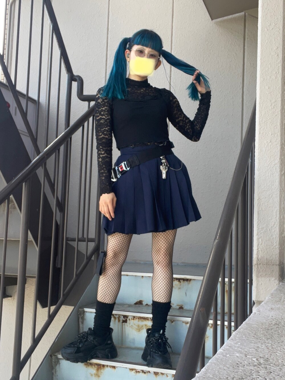 「古着、used、モード、ツインテール、ブラック、モノトーンコーデ、ダッドスニーカー、制服」｜「中学の制服のアイテム（スカート、ブルー系）」を使った、年金さん（レディース・156cm）の夏コーディネートの1枚目の写真