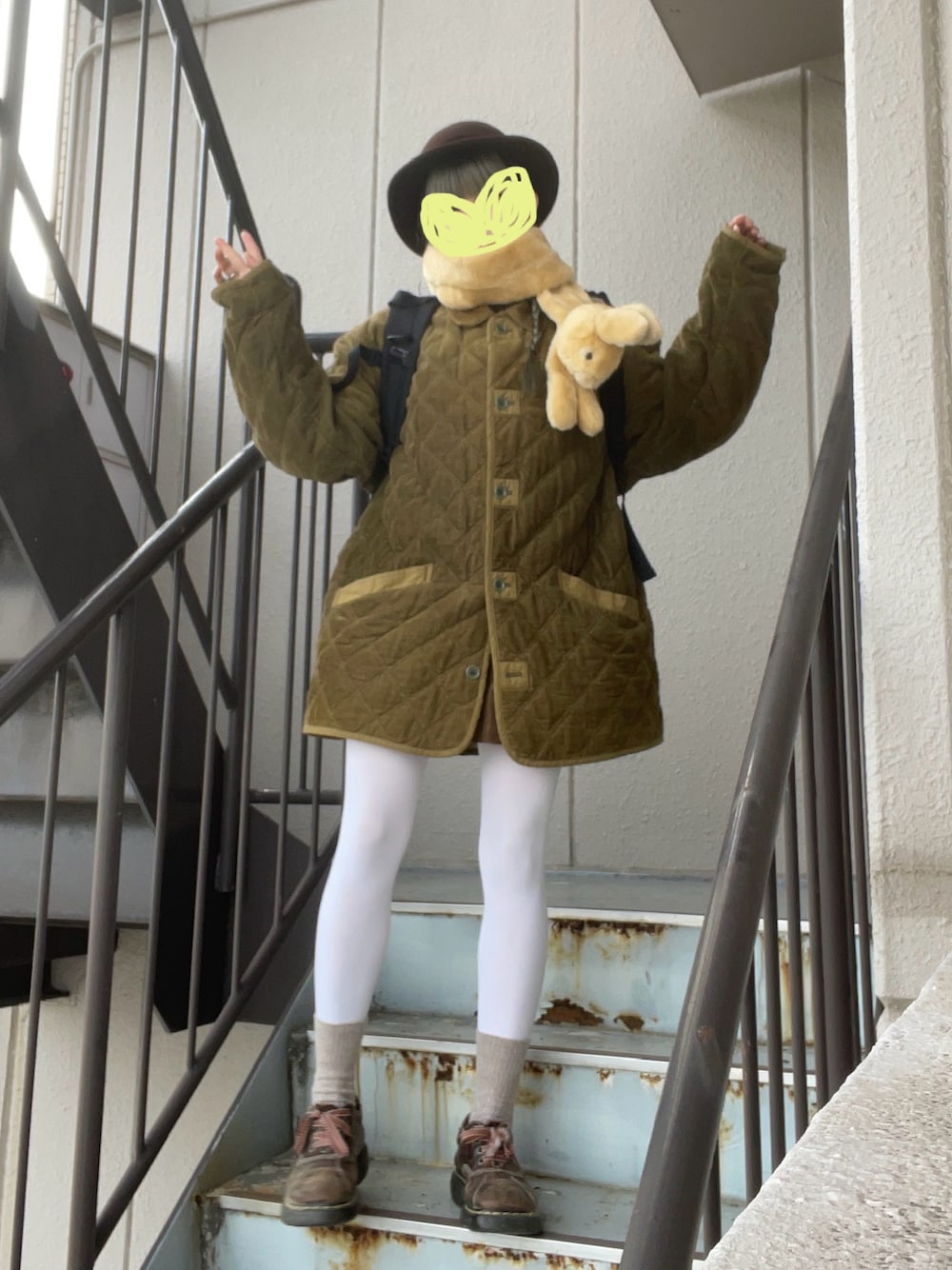 「古着、used、白タイツ、Dr.Martens、ウサギマフラー」｜「古着 フロリダのdr.martens 4ホールブラウン（シューズ、ブラウン系）」を使った、年金さん（レディース・156cm）の春コーディネートの1枚目の写真