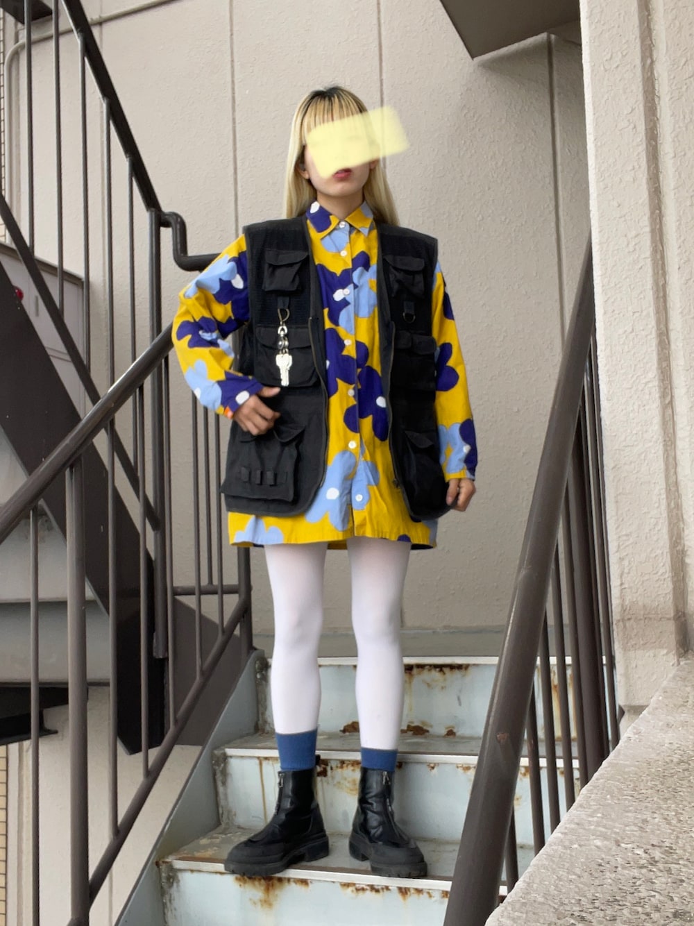 「古着、used、春コーデ、白タイツ、フィッシングベスト、SOU・SOU、ベスト×シャツ」｜「H&Mのアイテム（ブーツ、ブラック系）」を使った、年金さん（レディース・156cm）の春コーディネートの1枚目の写真