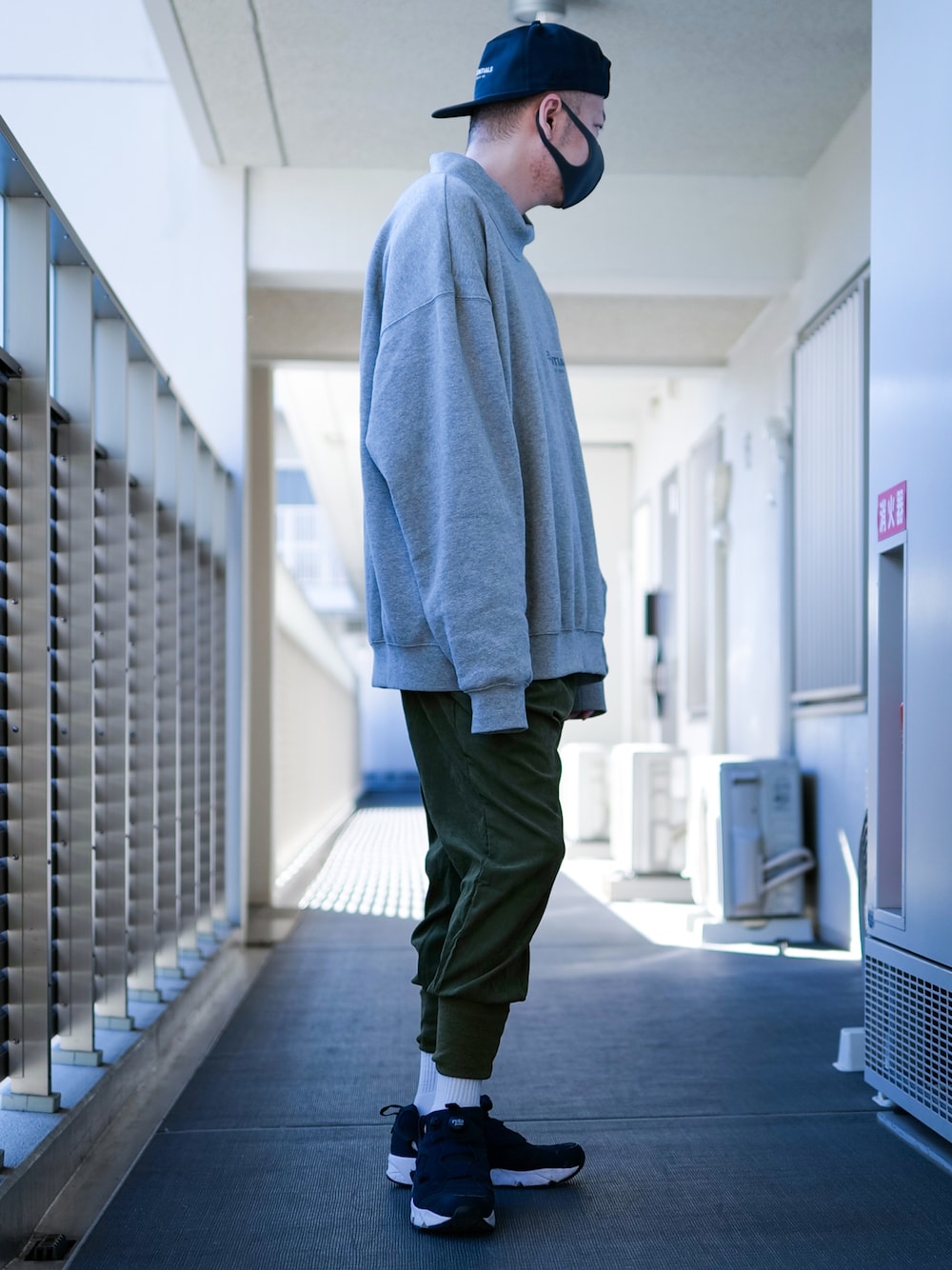 グレー系のスウェット、グリーン系のその他パンツ、ブラック系のスニーカーを着用したメンズの冬コーディネートの1枚目の写真