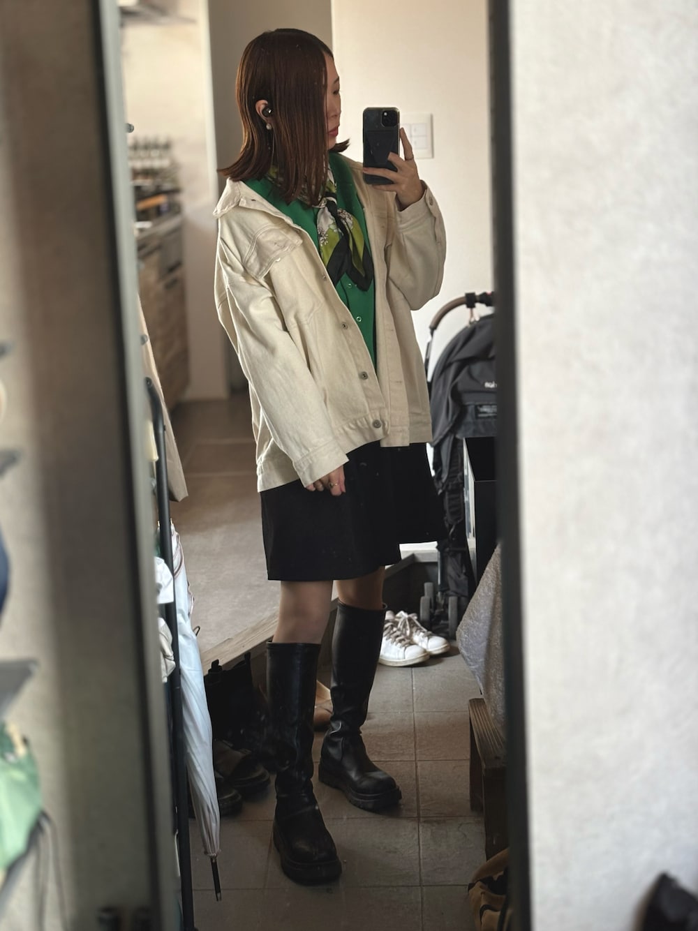 「グリーン、春コーデ、スカーフ」｜「classicalelfのトレンドライクな美シルエット。ボリュームフロントタックキュロットパンツ（その他パンツ、ブラック系）」を使った、Yuki Katagiriさん（骨格ウェーブ・レディース・160cm）の春コーディネートの1枚目の写真