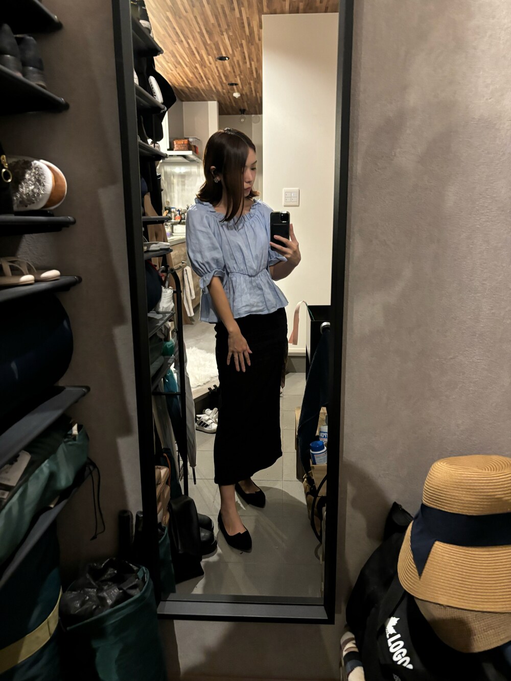 「秋コーデ、タイトスカート」｜「La boutique BonBonのシャーリングギャザーブラウス（シャツ/ブラウス、ブルー系）」を使った、Yuki Katagiriさん（骨格ウェーブ・レディース・160cm）の秋コーディネートの1枚目の写真