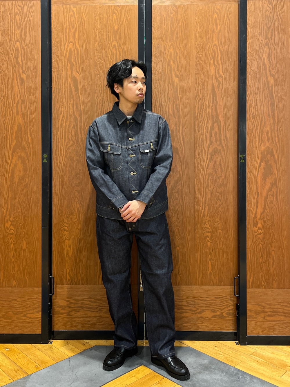 ブルー系のデニムジャケット、ブルー系のデニムパンツを着用したメンズの冬コーディネートの1枚目の写真