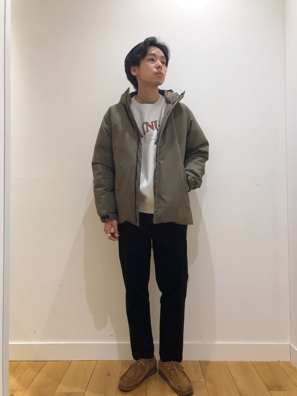 ホワイト系のスウェット、ブラック系のその他パンツ、ブラウン系のダウンジャケット/コートを着用したメンズの冬コーディネートの1枚目の写真