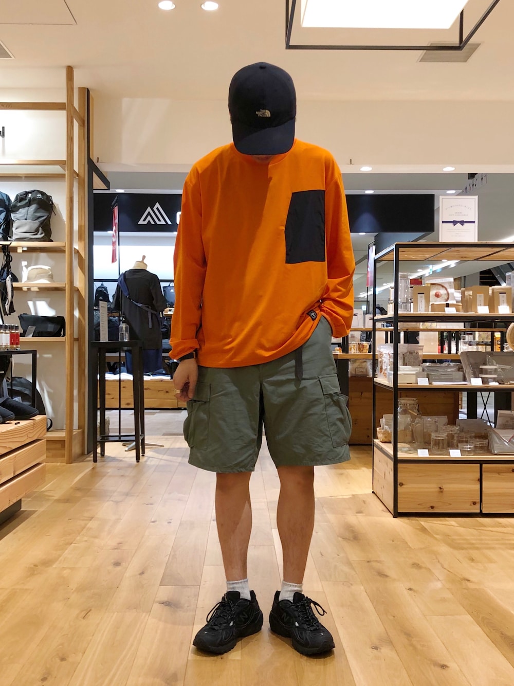 「ミリタリー、アウトドアスタイル、アーバンリサーチ、ハーフパンツ、URBAN RESEARCH、URBAN RESEARCH DOORS、URBAN RESEARCH DOORS MENS、アーバンリサーチドアーズ、ジャッカル、JACKALL」｜「URBAN RESEARCH DOORSのJACKALL KIRIKAE LONG-SLEEVE T-SHIRTS（Tシャツ/カットソー、オレンジ系）」を使った、KATOさん（メンズ・179cm）の夏コーディネートの1枚目の写真
