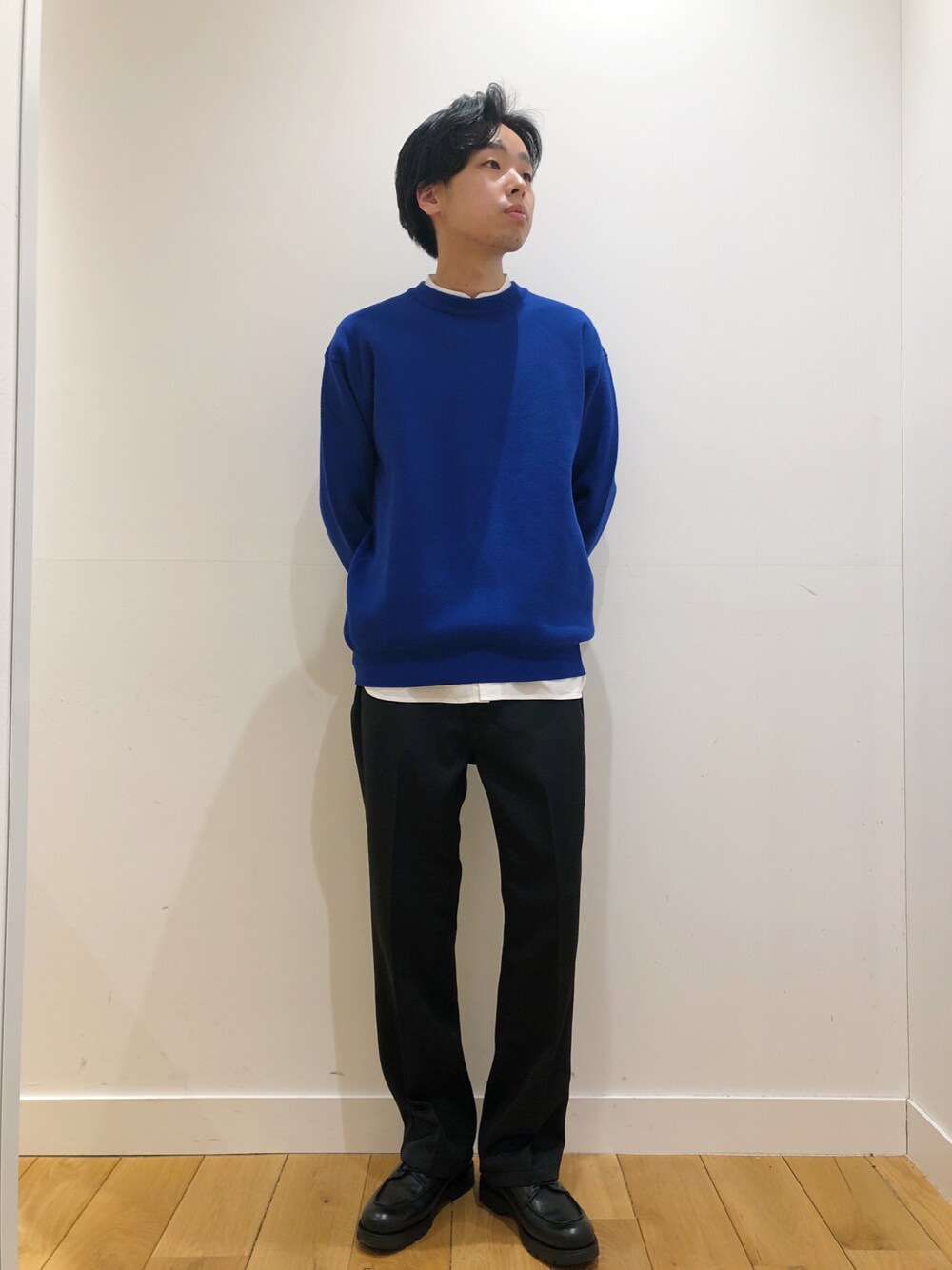 ブルー系のニット/セーター、ブラック系のその他パンツ、ホワイト系のその他を着用したメンズの冬コーディネートの1枚目の写真