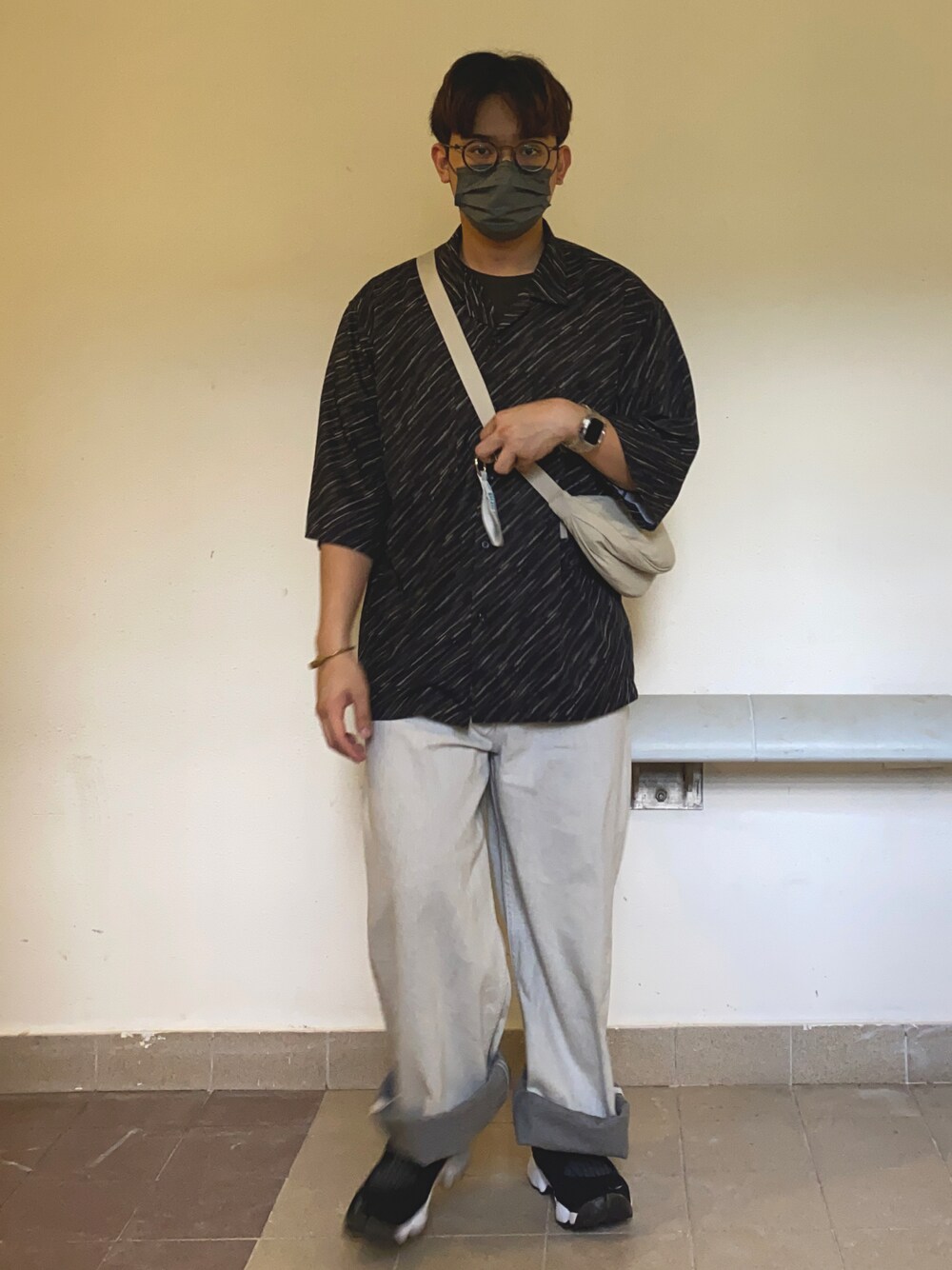 「COSのアイテム（デニムパンツ、ホワイト系）」を使った、승호 さん（メンズ・168cm）の秋コーディネートの1枚目の写真