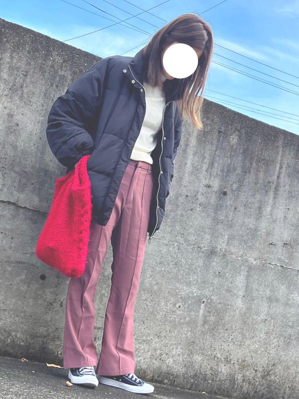 「大人カジュアル、シンプル、スニーカー、ピンクコーデ、3色コーデ、休日スタイル、ニットバッグ、パンツスタイル、カフェ巡り、春コーデ、冬コーデ」｜「INGNIのミドル丈BIGエコダウン（ダウンジャケット/コート、ブラック系）」を使った、Yuuさん（レディース・161cm）の冬コーディネートの1枚目の写真