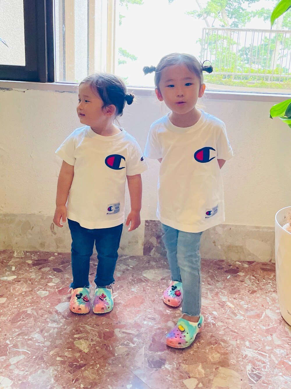 「姉妹コーデ、リンクコーデ、Tシャツ、白Tシャツ、ロゴT、Champion、デニム、デニムパンツ、サンダル、クロックス、タイダイ柄、ミッキー、ミニー、ジビッツ、シンプルコーデ」｜「Championの＜Champion/チャンピオン＞BIG-C MARK TEE（Tシャツ/カットソー、ホワイト系）」を使った、moe♡mokaさん（キッズ・90cm）の秋コーディネートの1枚目の写真