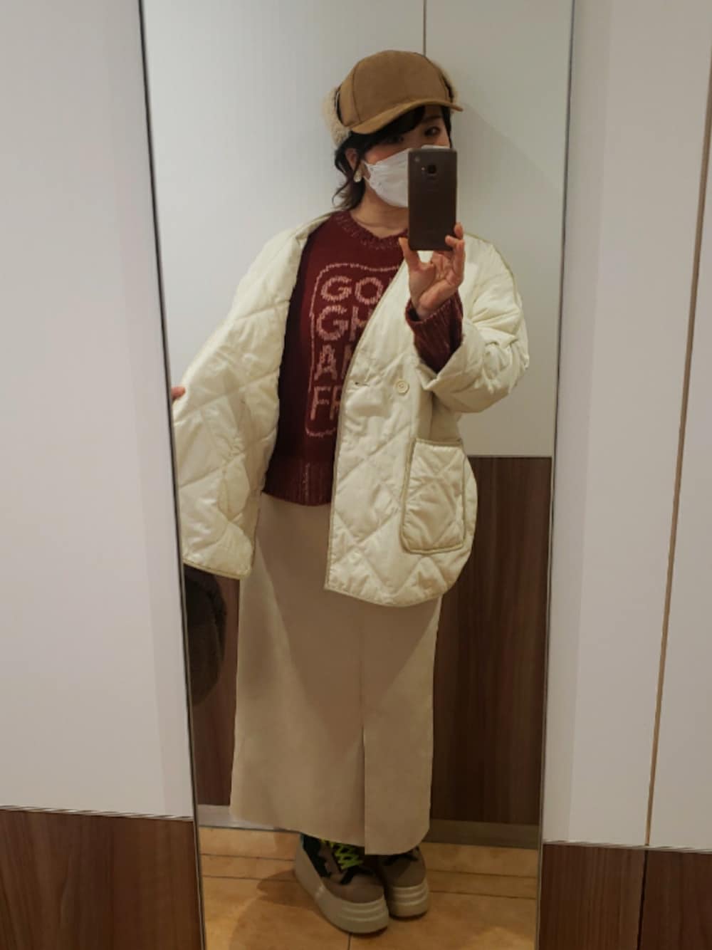 「カスタネ、Kastane、YOSUKE、CITEN、ORNERTE、laveange、ニット、タイトスカート、厚底シューズ、キルティング、イヤーフラップキャップ、フライトキャップ、パイロットキャップ、ロゴニット、レッドニット」｜「YOSUKEの＠*「YOSUKE/ヨースケ」厚底スニーカー（スニーカー、グリーン系）」を使った、atsukoさん（レディース・157cm）の冬コーディネートの1枚目の写真
