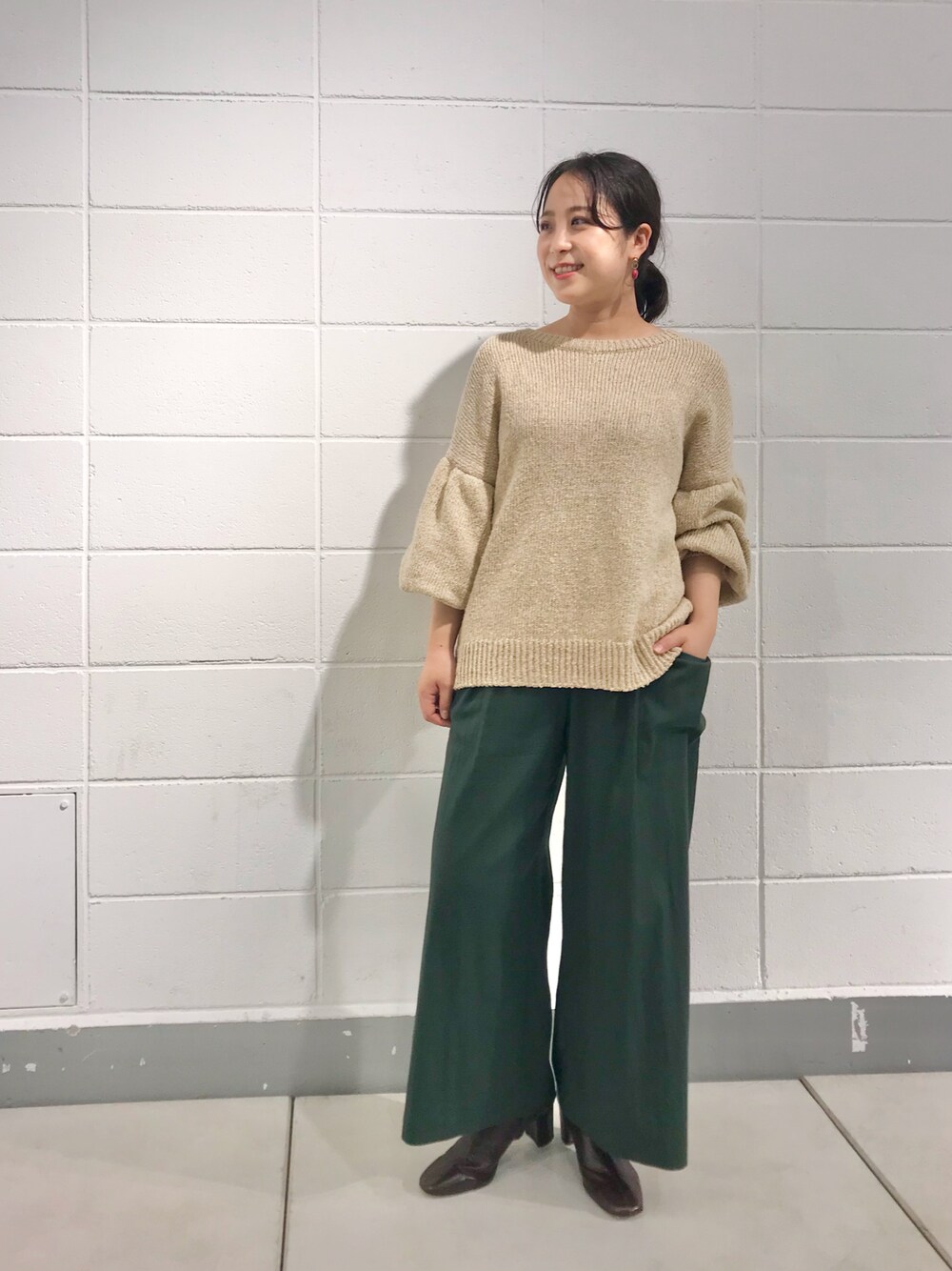 「秋のコーデ、シンプルコーデ、BEARDSLEY、ビアズリー、オトナ女子、低身長、低身長コーデ、低身長女子、カラーパンツ、ニットコーデ、グリーンパンツ、綿ニット、ブーツ、FABIO RUSCONI、ファビオルスコーニ」｜「BEARDSLEYの《FABIO RUSCONI/ファビオル・スコーニ》ショートブーツ（その他シューズ、ブラウン系）」を使った、yamさん（レディース・152cm）の夏コーディネートの1枚目の写真