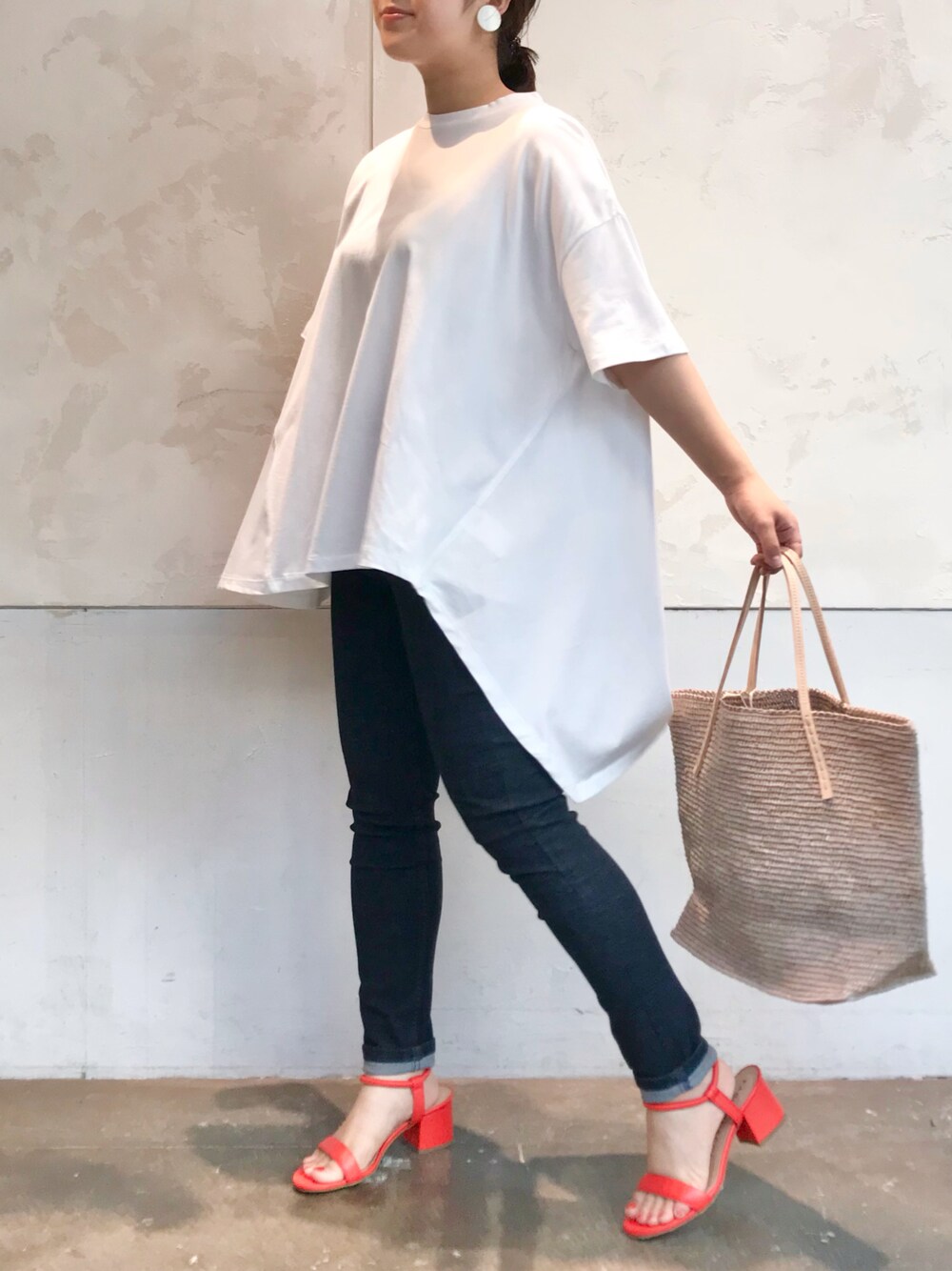 「デニム、Tシャツ、白T、低身長、白Tシャツ、パギンス、低身長コーデ、ビアズリー、デニムパギンス、BEARDSLEY」｜「BEARDSLEYのアシンメトリーT（Tシャツ/カットソー、ホワイト系）」を使った、yamさん（レディース・152cm）の夏コーディネートの1枚目の写真