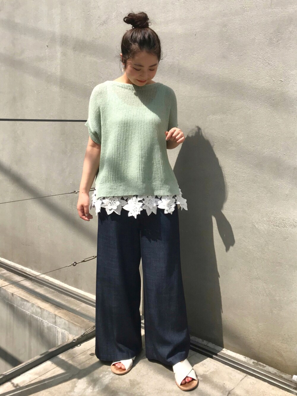 「BEARDSLEY、ビアズリー、レース、ウエストリブ、ウエストリブパンツ、ウエストリブデニム、インディゴ、サマーニット、低身長、低身長コーデ」｜「BEARDSLEYの裾レースリネンニット（ニット/セーター、グリーン系）」を使った、yamさん（レディース・152cm）の夏コーディネートの1枚目の写真