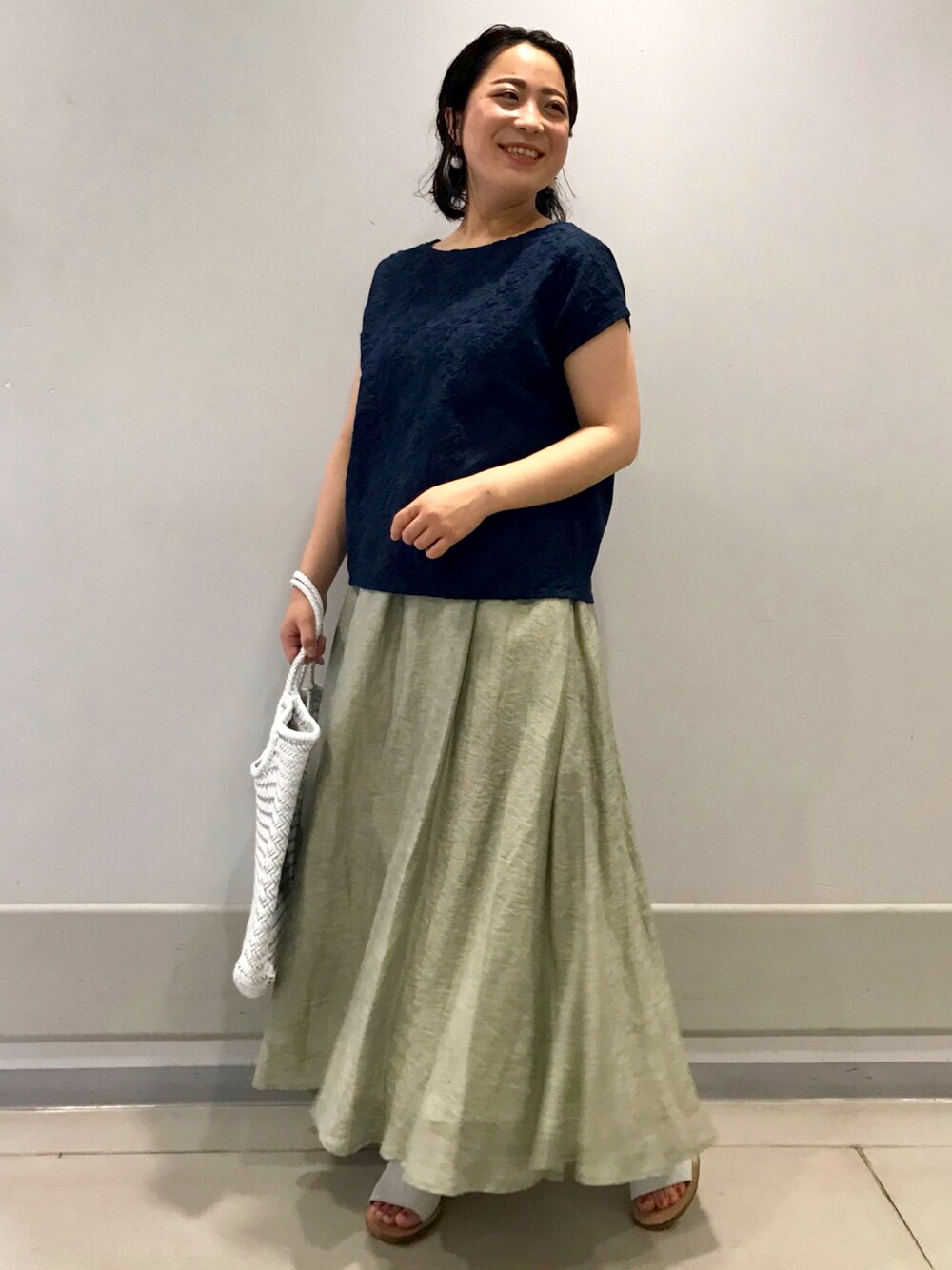 「BEARDSLEY、ビアズリー、刺繍、フロント刺繍、フロント刺繍カットソー、フレンチスリーブ、ミュール、低身長、低身長コーデ、ロングスカート」｜「BEARDSLEYのフロント刺繍フレンチカットソー（Tシャツ/カットソー、ブルー系）」を使った、yamさん（レディース・152cm）の夏コーディネートの1枚目の写真