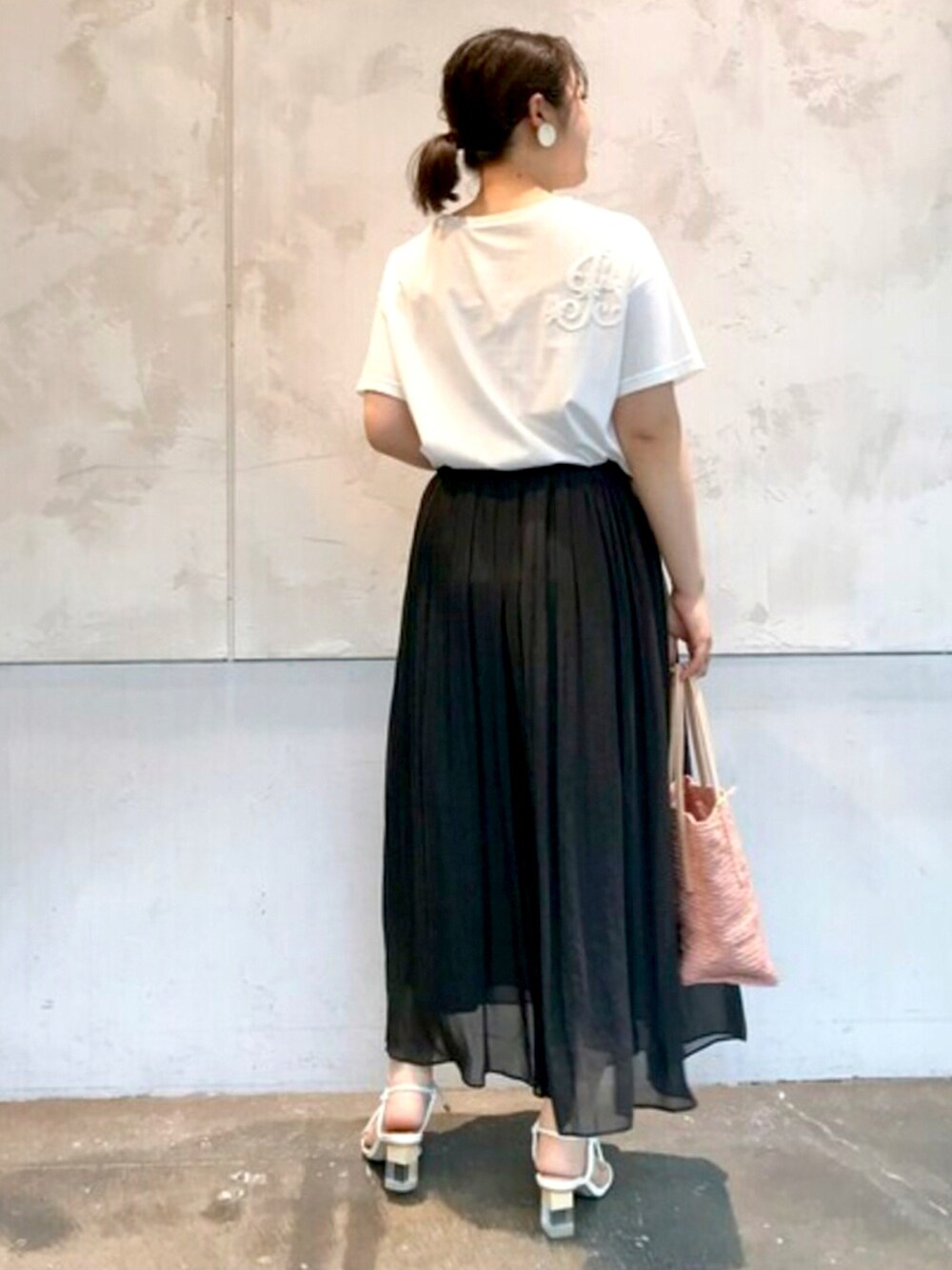 「刺繍、モノトーン、シフォン、かごバッグ、低身長、白Tシャツ、低身長コーデ、ビアズリー、モノトーンに差し色、BEARDSLEY」｜「BEARDSLEYのイニシャル刺繍Tシャツ（Tシャツ/カットソー、ホワイト系）」を使った、yamさん（レディース・152cm）の夏コーディネートの1枚目の写真