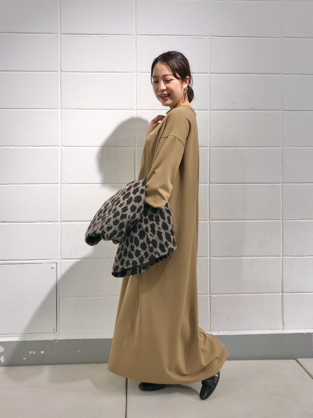 「秋のコーデ、オトナ女子、BEARDSLEY、ビアズリー、キャメル、ワンピース、ワンピース×ブーツ、マキシ丈ワンピース、きれいめカジュアル、ブーツ、低身長、低身長コーデ、低身長女子、レオパード、レオパードコート」｜「BEARDSLEYの《予約・クーポン10％OFF》サラサラカットワンピース（ワンピース、イエロー系）」を使った、yamさん（レディース・152cm）の夏コーディネートの1枚目の写真