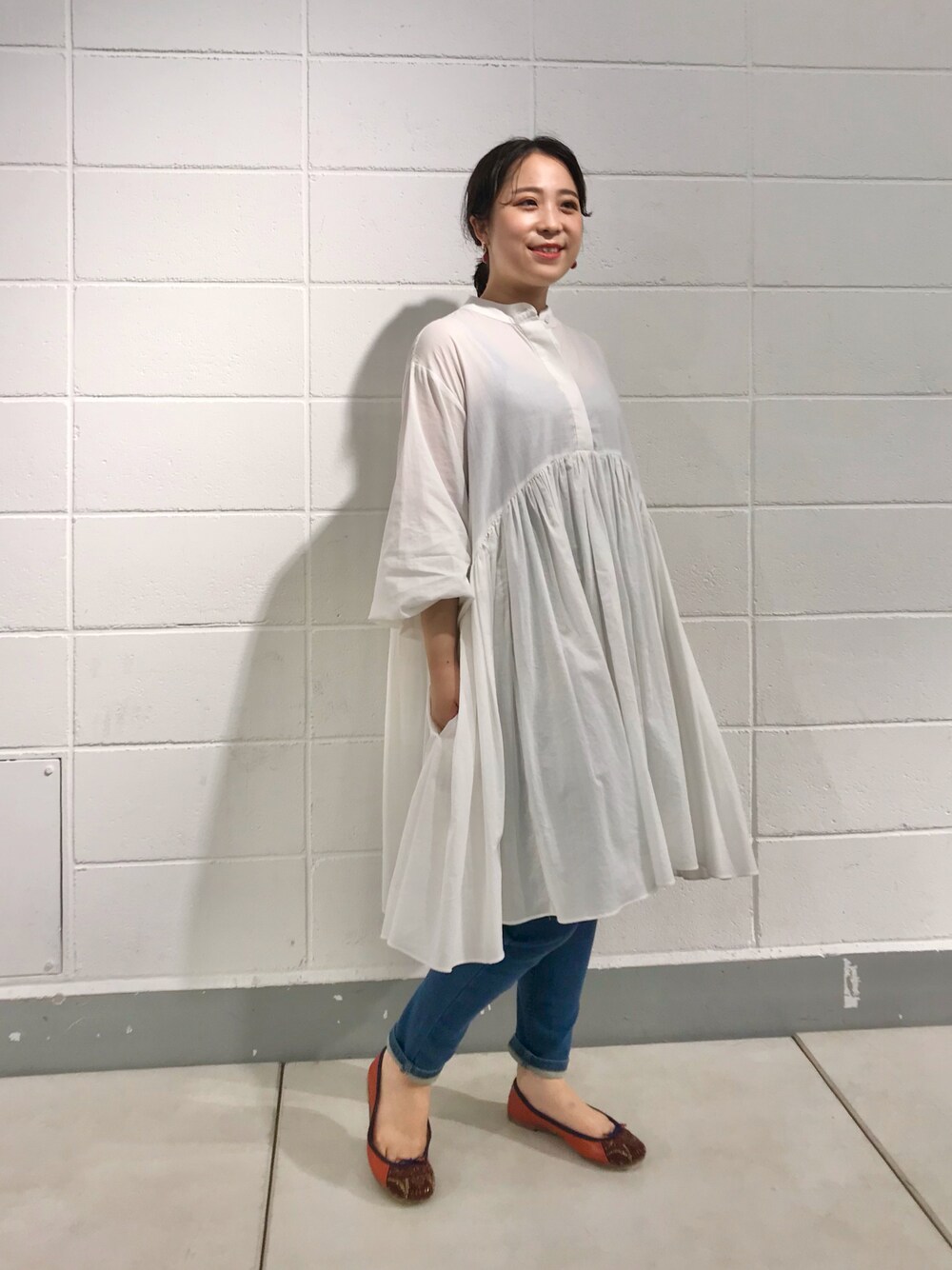 「BEARDSLEY、ビアズリー、ブラウス、ブラウス×デニム、ブラウス×パンツ、白ブラウス、デニム、パギンス、デニムパギンス、ミハエルカカリア、MEHER KAKALIA、低身長、低身長コーデ、低身長女子、刺繍」｜「BEARDSLEYのデニムパギンス（デニムパンツ、ブルー系）」を使った、yamさん（レディース・152cm）の夏コーディネートの1枚目の写真