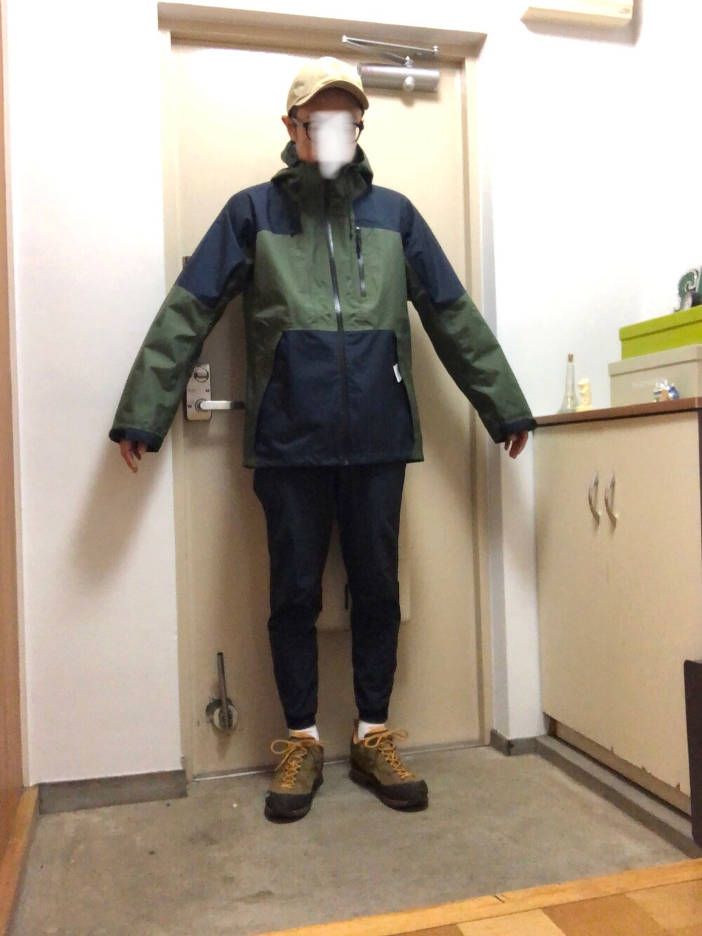 「帽子、キャップ、雨の日コーデ、マウンテンパーカー、アウトドアスタイル、シンプル、シンプルコーデ、トレッキングシューズ、冬コーデ、冬」｜「mont-bellのアイテム（ブーツ、その他）」を使った、えんぴつ ペンシルさん（メンズ・174cm）の冬コーディネートの1枚目の写真