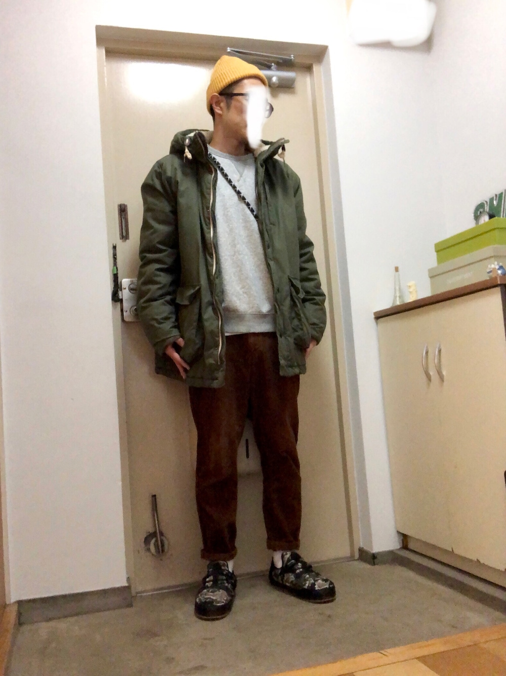 「冬コーデ、冬、モッズコート、グリーン、カーキ、コーデュロイ、コーデュロイパンツ、帽子、ニット帽、めがね、シンプル、シンプルコーデ、ストリート、スニーカーコーデ、スウェット」｜「NEW BALANCEのNew Balance SUFMOC / ニューバランス（スニーカー、ブラック系）」を使った、えんぴつ ペンシルさん（メンズ・174cm）の冬コーディネートの1枚目の写真