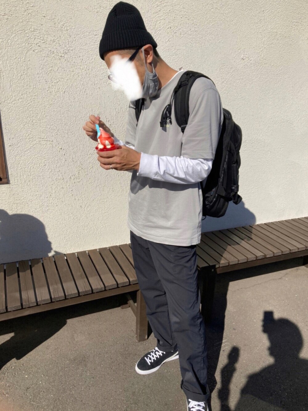 「スニーカー、重ね着、レイヤード、ニット帽、チノパン、スラックス、レイヤードスタイル、帽子、スニーカーコーデ、秋コーデ、ストリート」｜「PUMAのPUMA SUEDE VTG / プーマ スウェード ヴィンテージ（スニーカー、ブラック系）」を使った、えんぴつ ペンシルさん（メンズ・174cm）の秋コーディネートの1枚目の写真