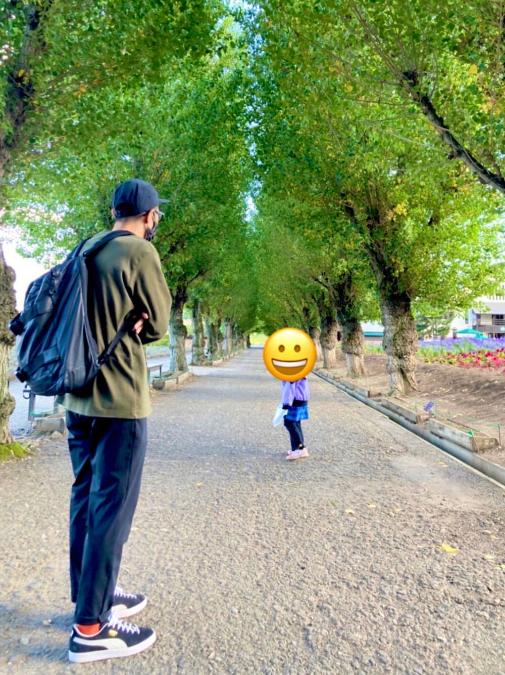「スニーカー、ブラック、チノパン、キャップ、スラックス、ロンT、オレンジ、帽子、スニーカーコーデ、カーキ、シンプル、シンプルコーデ」｜「PUMAのPUMA SUEDE VTG / プーマ スウェード ヴィンテージ（スニーカー、ブラック系）」を使った、えんぴつ ペンシルさん（メンズ・174cm）の秋コーディネートの1枚目の写真