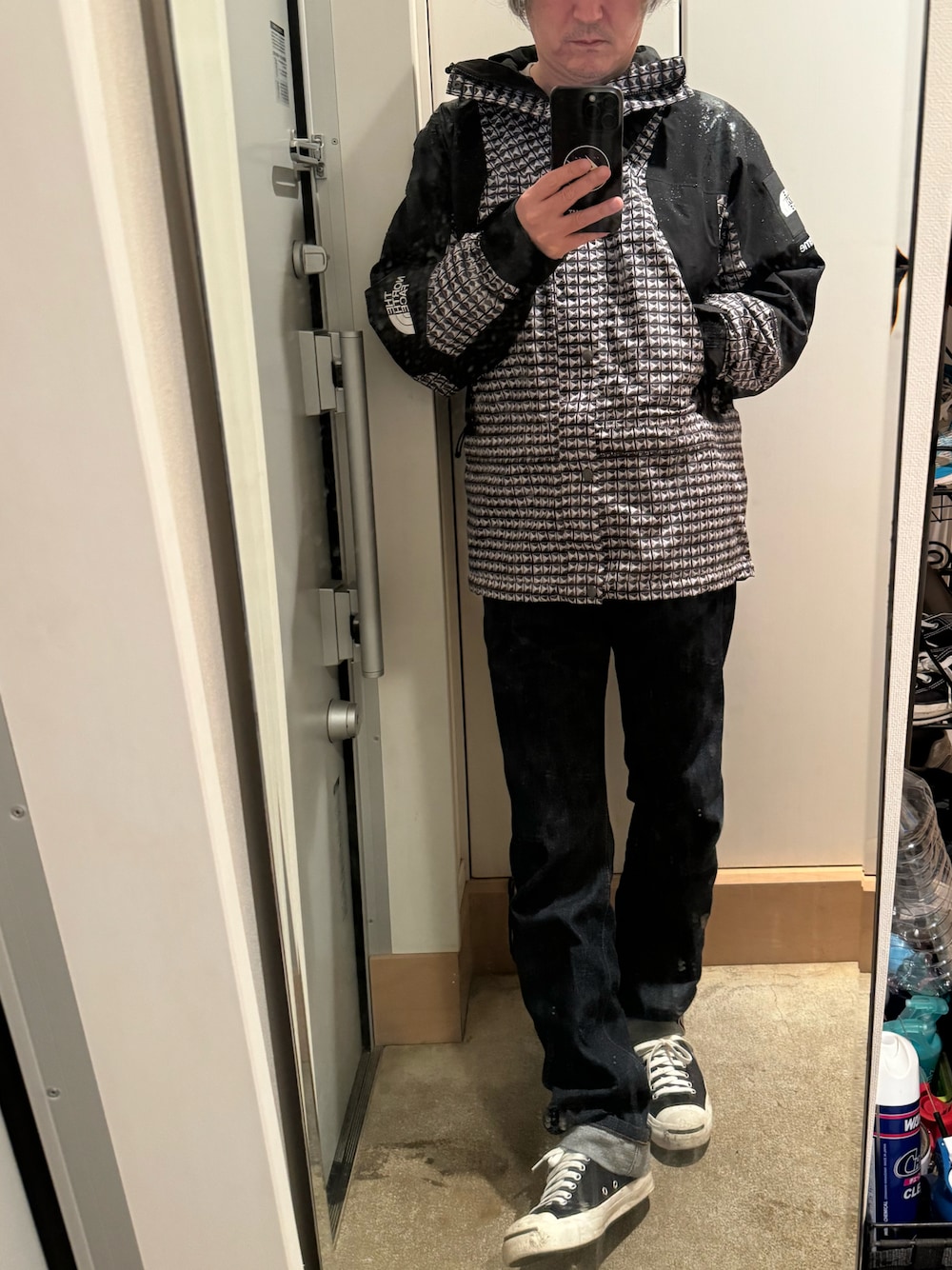 「春のNewスタイル、メンズファッション、デニム、春服コーデ、シンプルコーデ、シンプル、ストリート、ナイロンジャケット」｜「Supreme のアイテム（マウンテンパーカー、ブラック系）」を使った、Keigo Ozawaさん（メンズ・173cm）の春コーディネートの1枚目の写真
